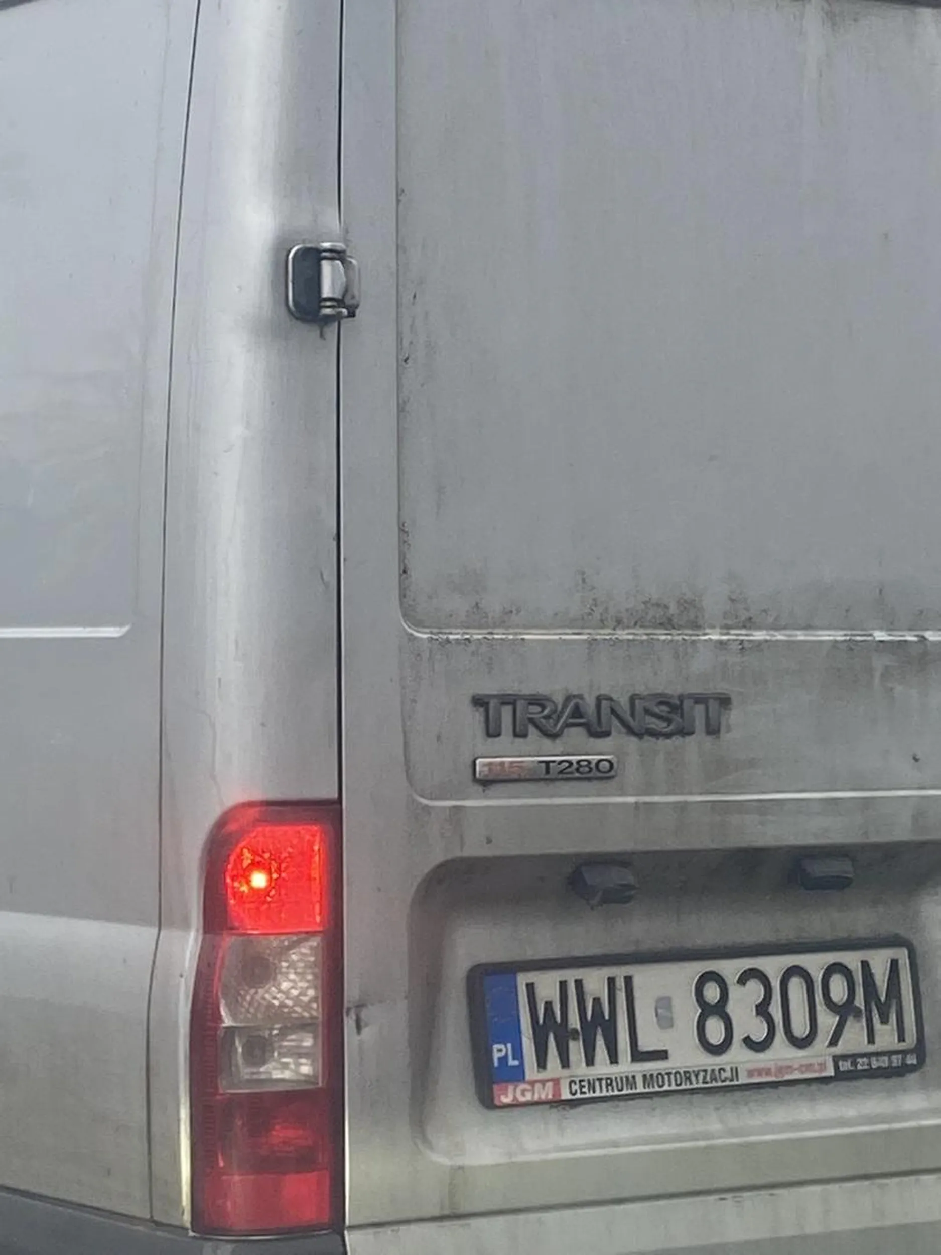 Facet wymusza pierszeństwo, i zarysował samochód. Jedyne co miał do powiedzenia jak się go złapało to powiedział : "ale o co chodzi?" oczywiscie uciekł. Mam nadzieje że karma to załatwi. Boże co się dzieje z tymi ludzmi ,szok