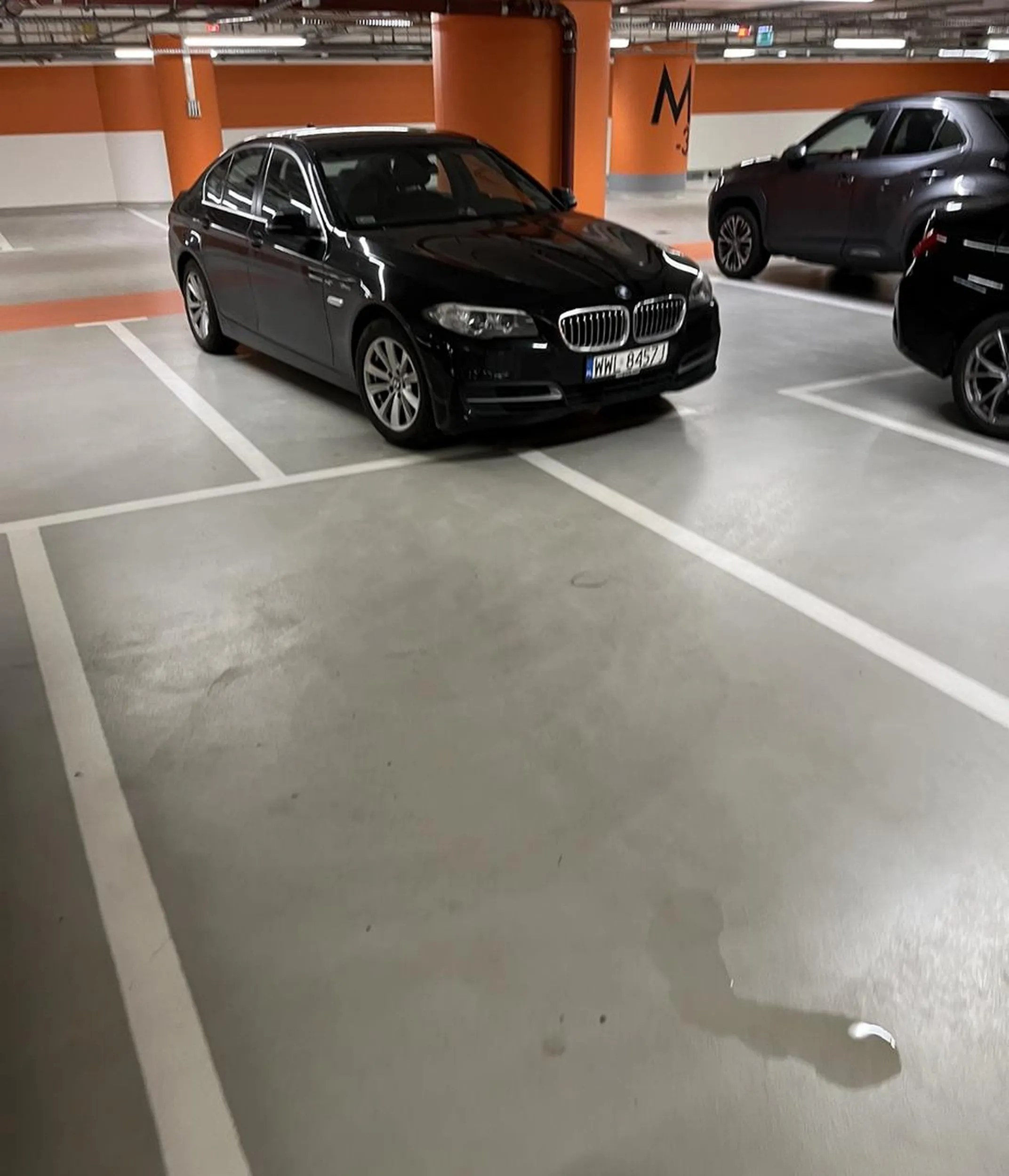 Damulka w BMW parkuje na raz, mając totalnie w dupie, że najeżdża na inne miejsca parkingowe. Nawet nie stara się skorygować, tylko wychodzi prosto do biura. Pewnie menadżerka w jednym z korpo, która traktuje ludzi z góry.