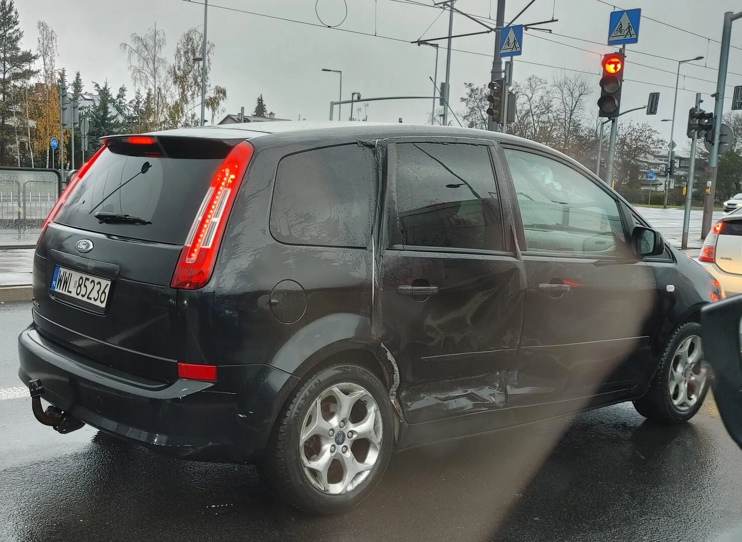 Jedzie takie coś po ulicy i zostawia 3 ślady. Prawe tylne koło przesunięte i przekrzywione, a felga wykrzywiona. Drzwi wklejone na taśmę, poduszki wystrzelone. Aż strach pomyśleć gdzie i jak to zostanie naprawione, skoro nawet na lawete nie ma kasy.