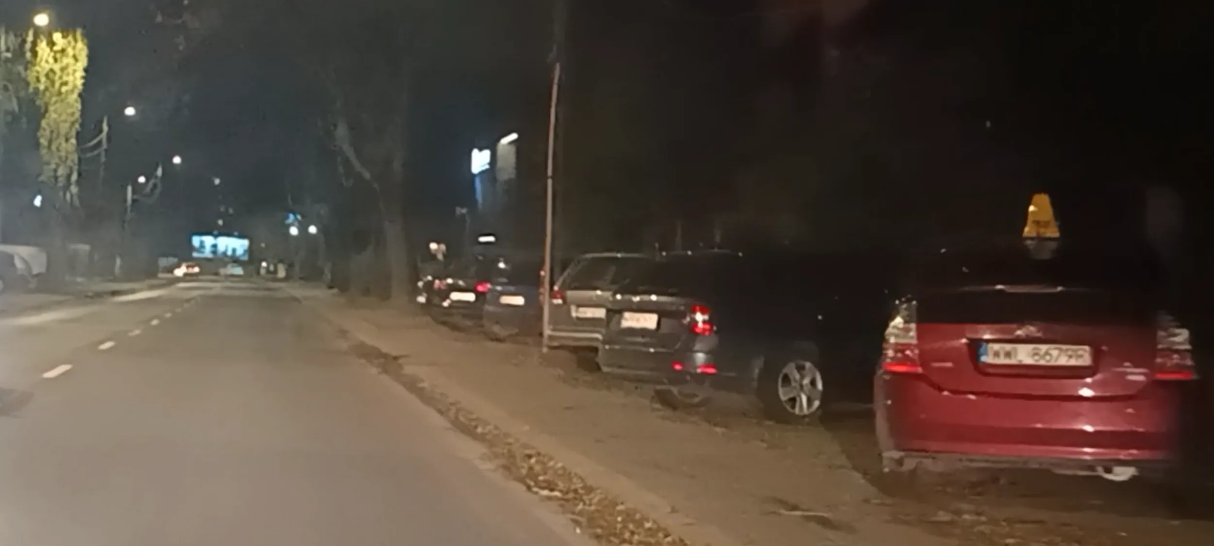 Klamociarz postawił swojego klamota na chodniku i nie ma przejścia szerokości 1.5m dla matki z wózkiem. Klamociarzu,  dostajesz karę i jesteś upamiętniony.