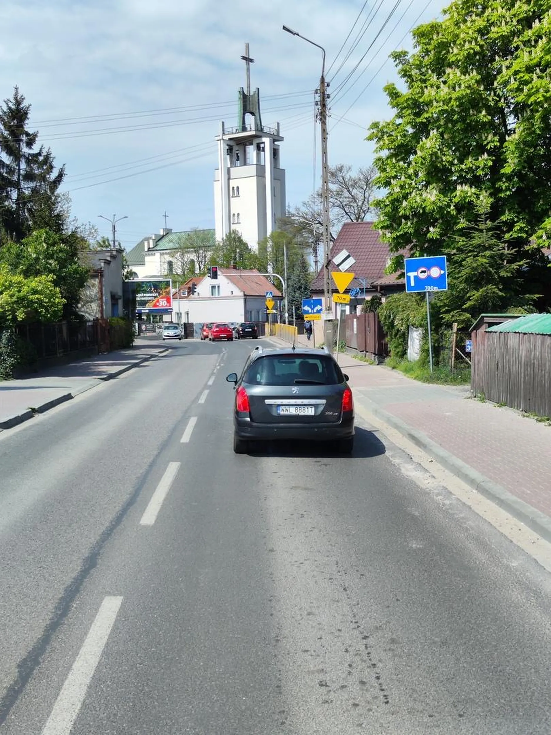 Wymusza pierwszeństwo Wyjeżdżając z domu gdzie człowiek mało co na szybie nie ląduje po czym jedzie 35 km/h by pokazać że on miał rację