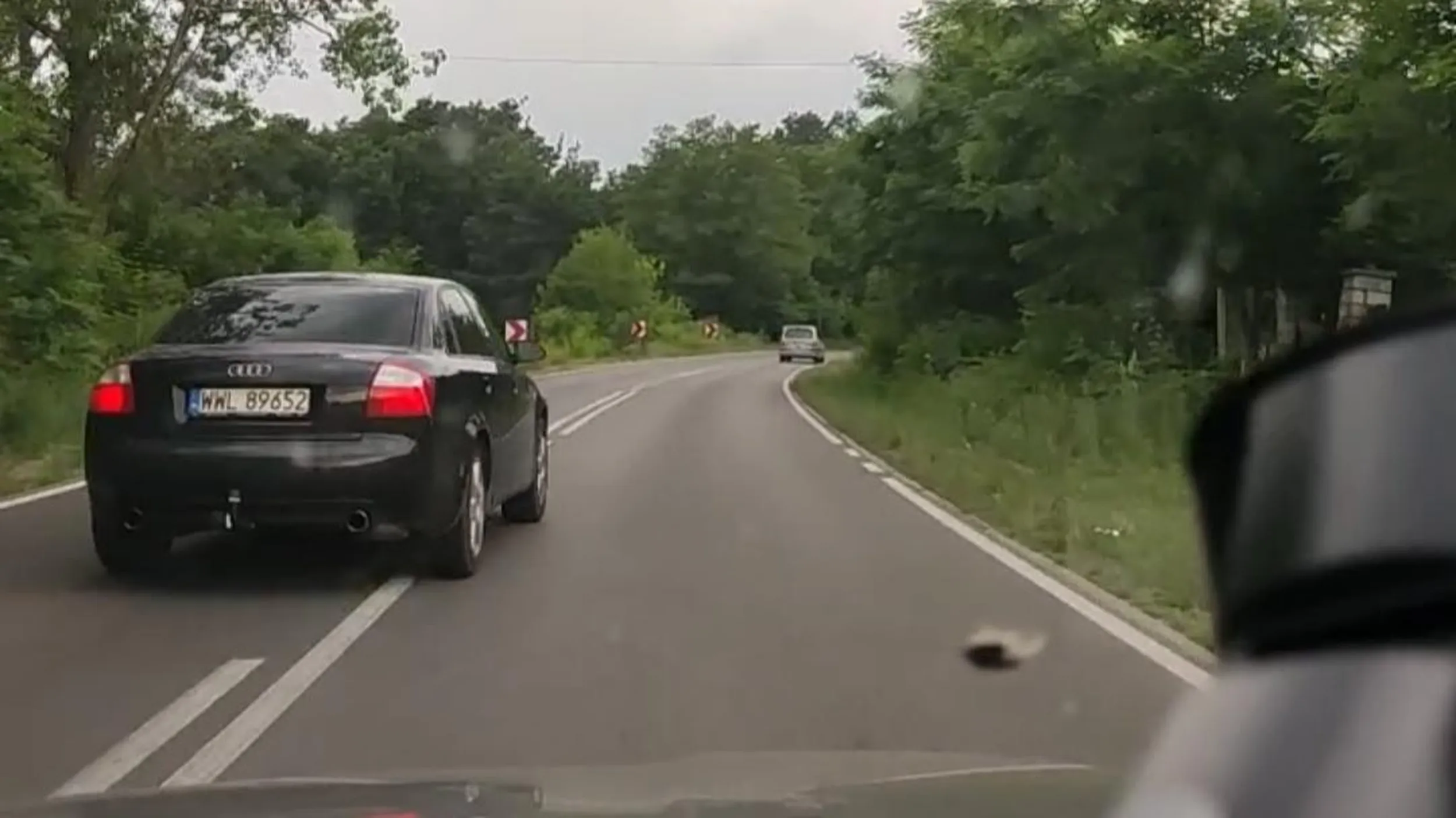 Wyprzedzanie na zakręcie. Brawo ty ???‍♂️