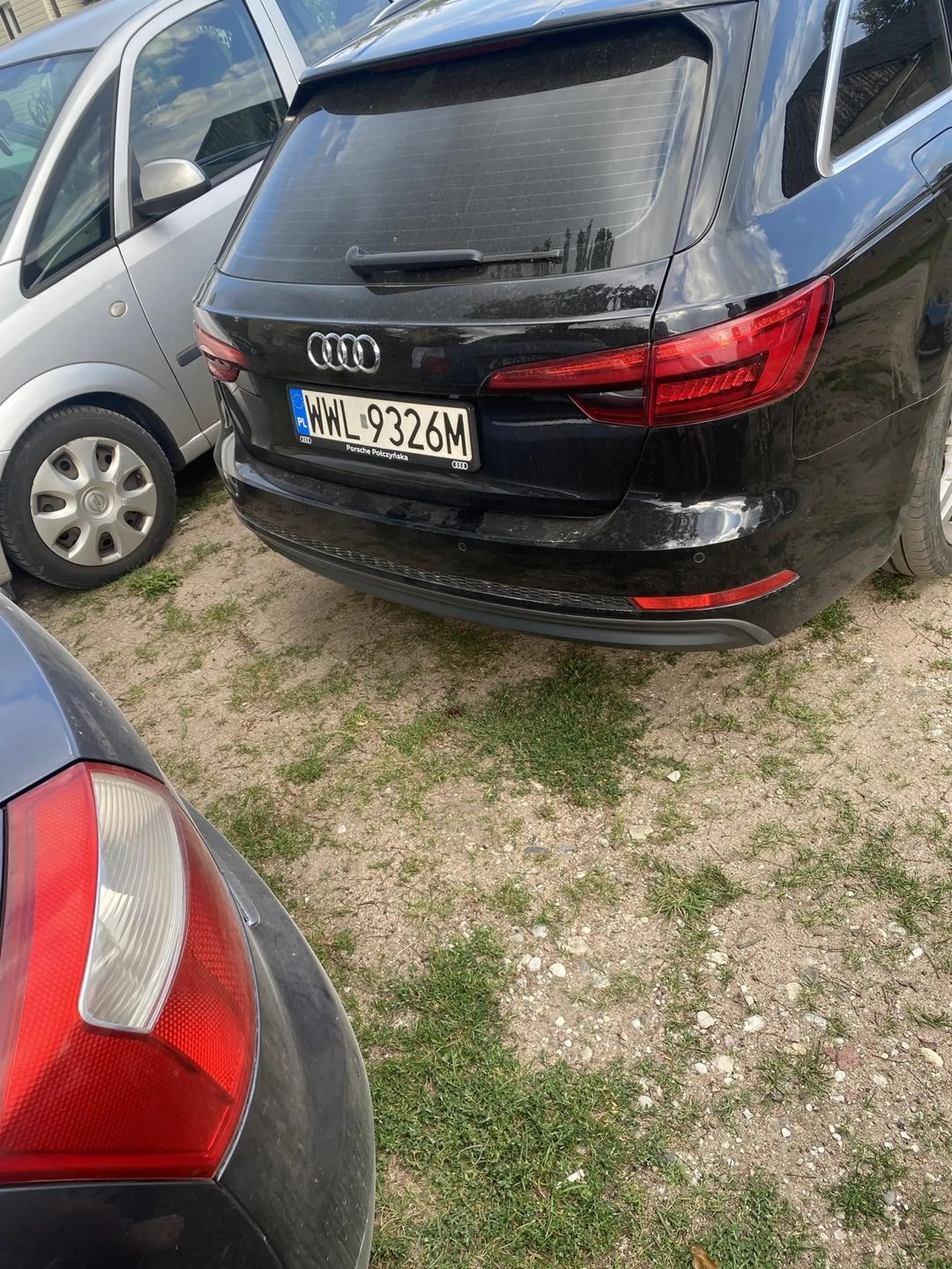 Zastawia wyjazd dla samochodów, uważać