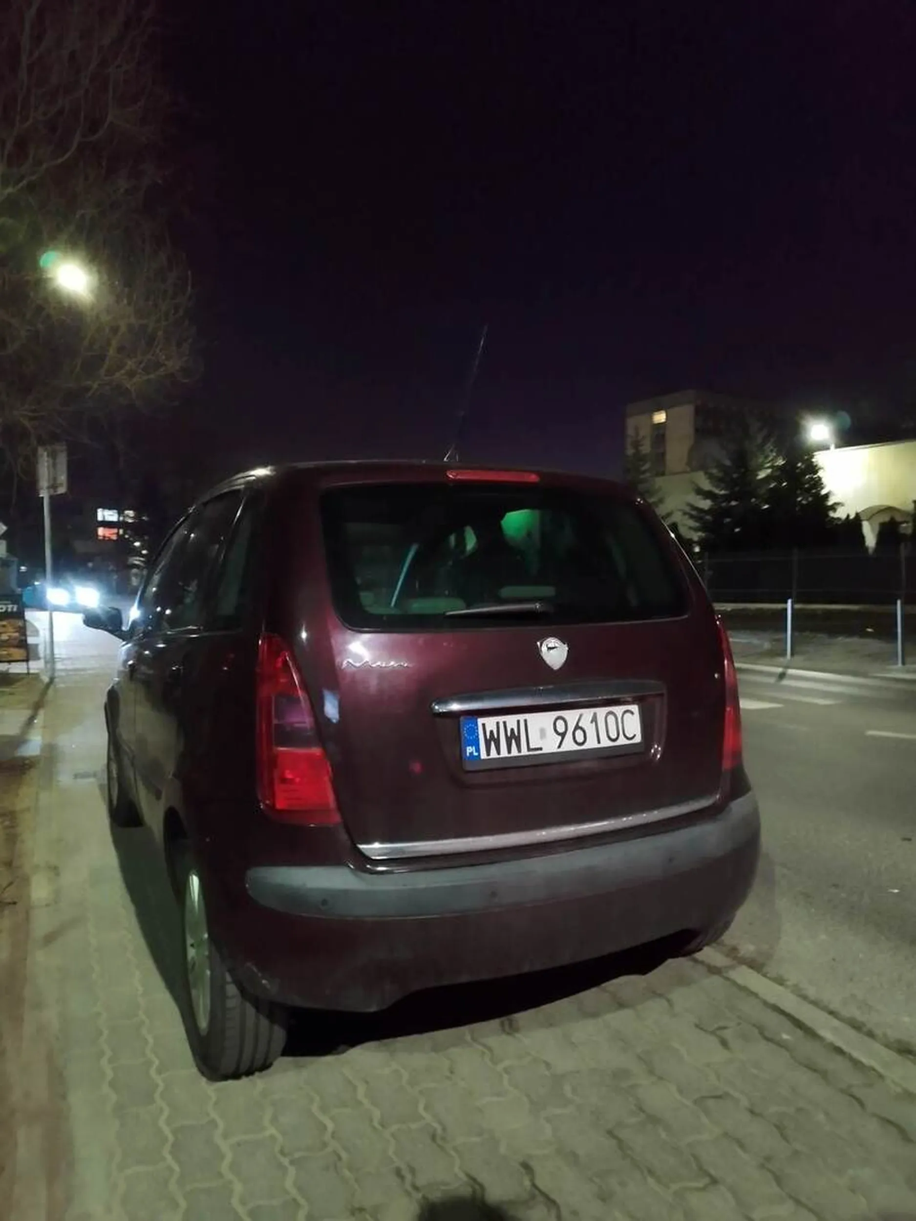 Kolejny bystry burak Obok legalny parking, ale nie stanie, bo płatny