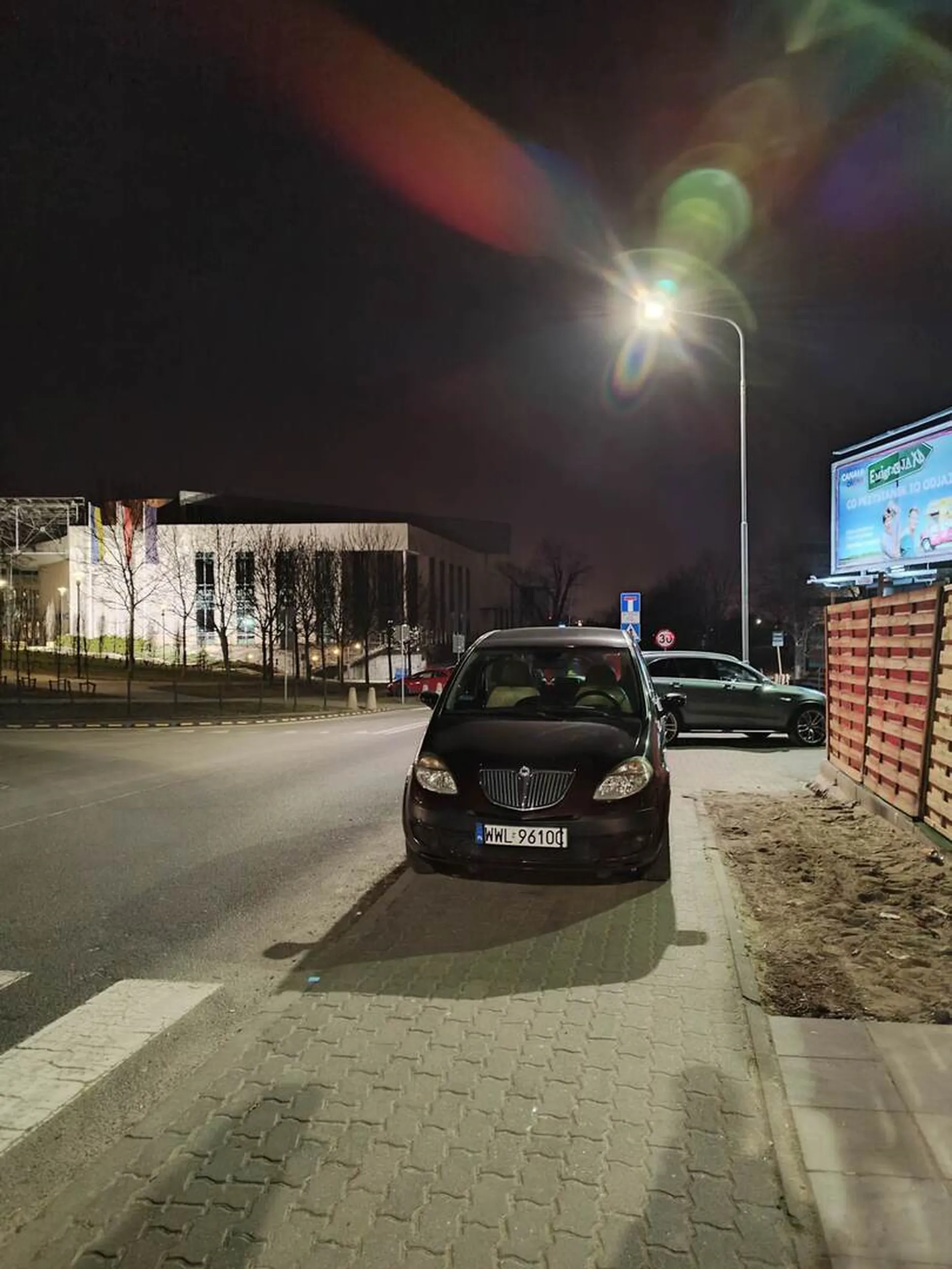 Kolejny bystry burak Obok legalny parking, ale nie stanie, bo płatny