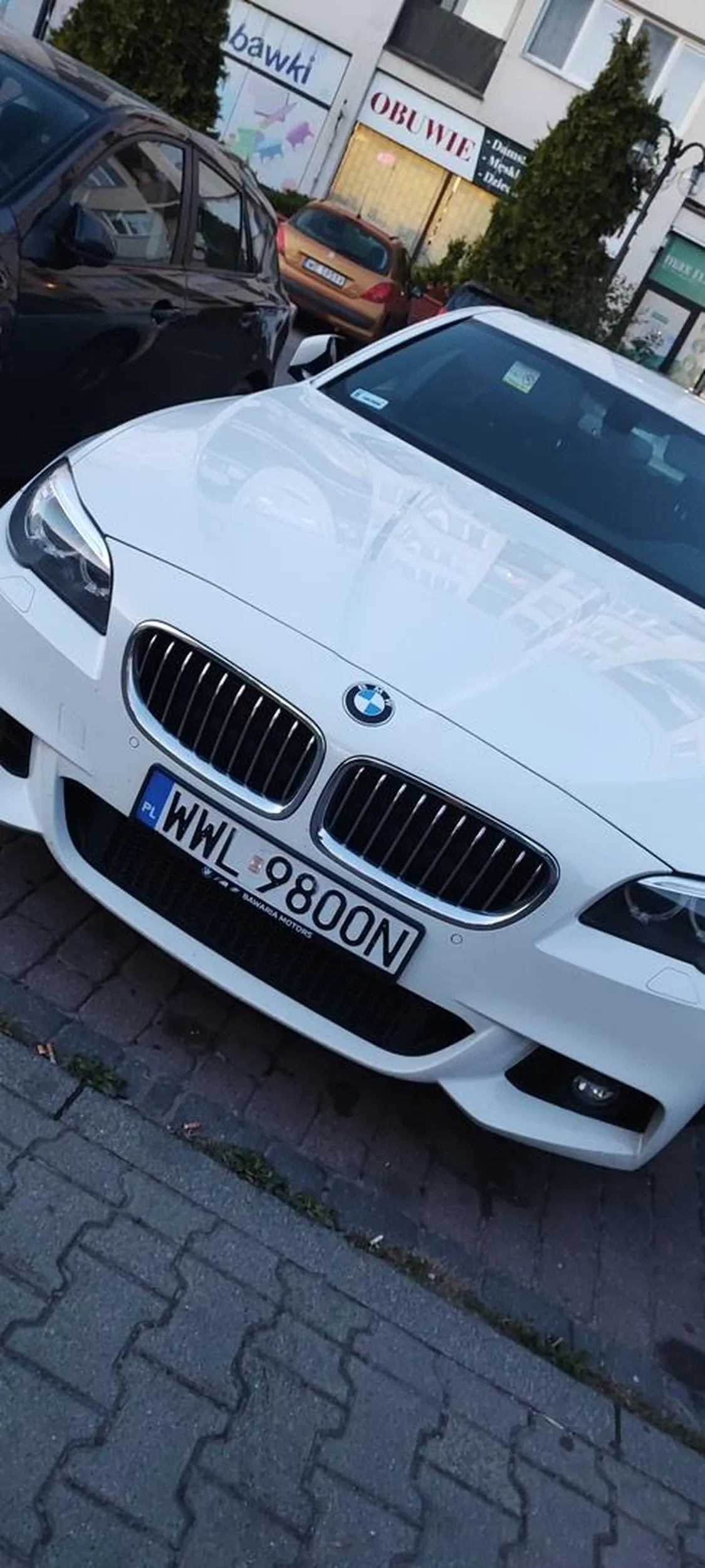 Pani z BMW nie potrafi prosto zaparkować, a mało tego, obija drzwiami samochody stojące obok nie potrafiąc zmieścić się na jednym miejscu parkingowym. Przy tym utrudnia wyjazd z miejsca parkingowego samochodom znajdującym się obok niej. Jeszcze pani się wypiera w żywe oczy, że nie uderzyła, a siedząc w środku auta po cichu czekając na kogoś słychać doskonale uderzenie ...