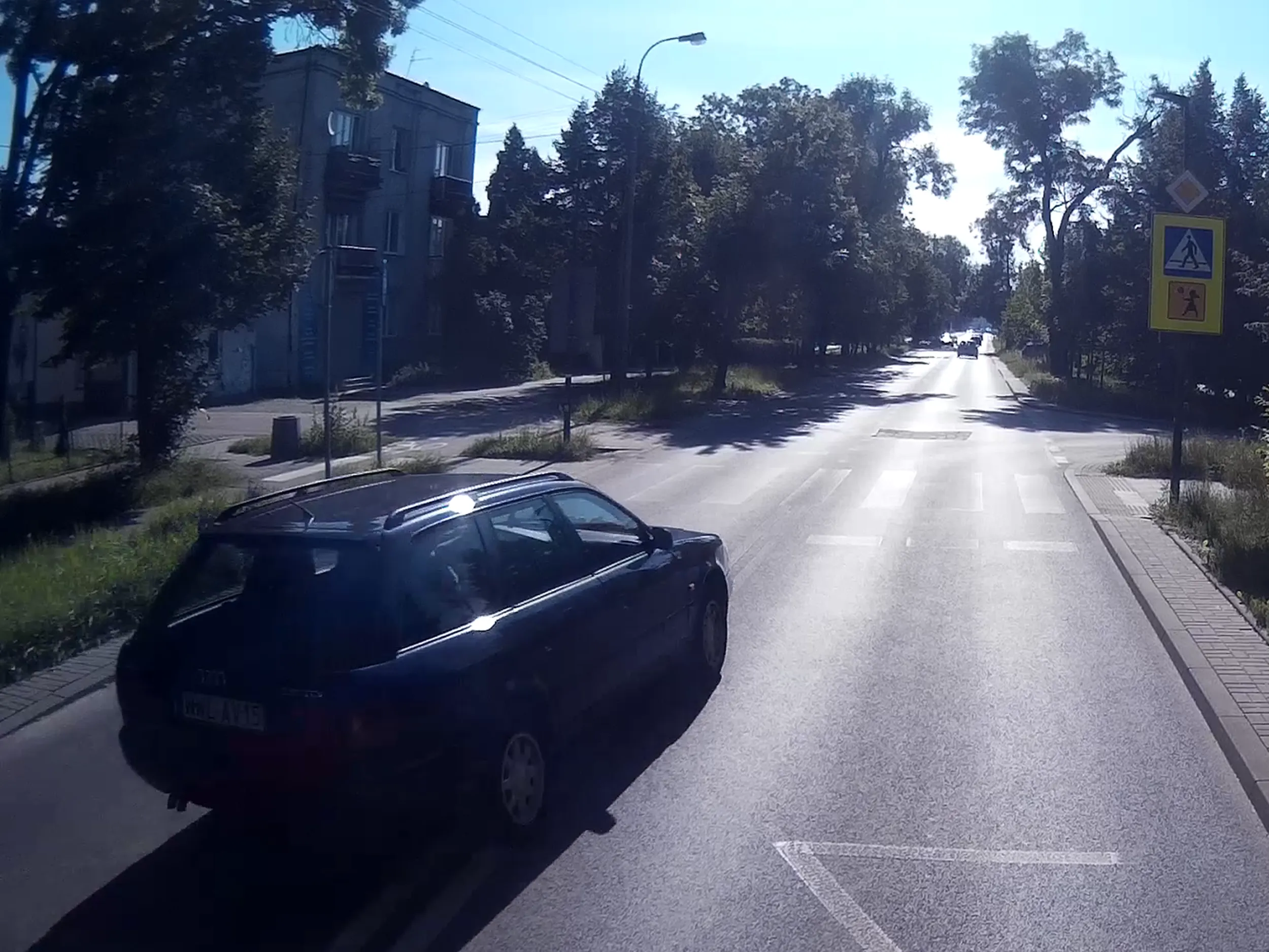 Wyprzedzanie na podwójnej ciągłej, przed przejściem dla pieszych i to w dodatku z Agatką... No ale czego się spodziewać po bydle z Wołomina.