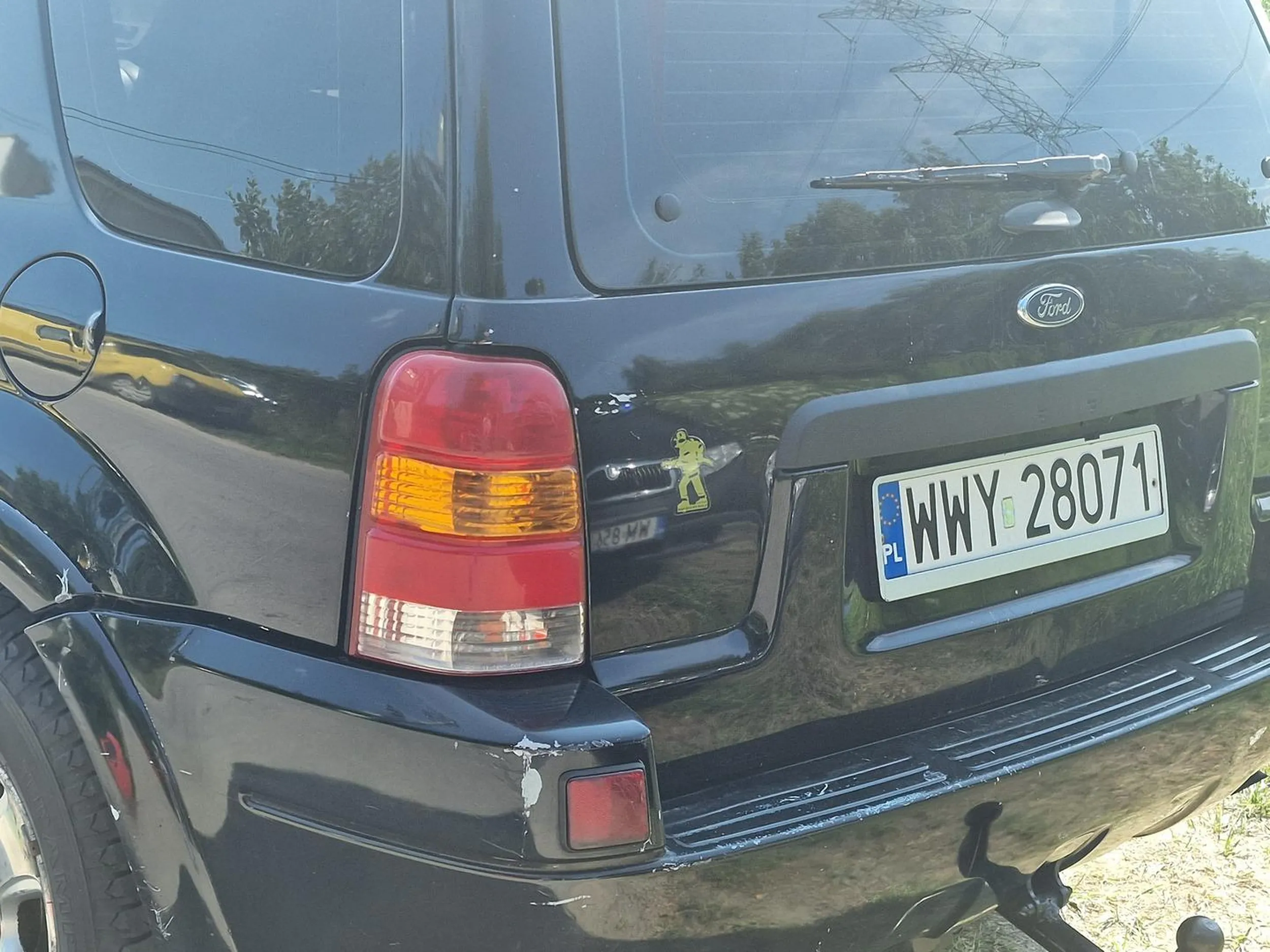 Gruby buc...wymusza pierwszeństwo na przejeździe kolejowym i nie patrzy że szlaban się opuszcza ...jebac takiego kierowcę