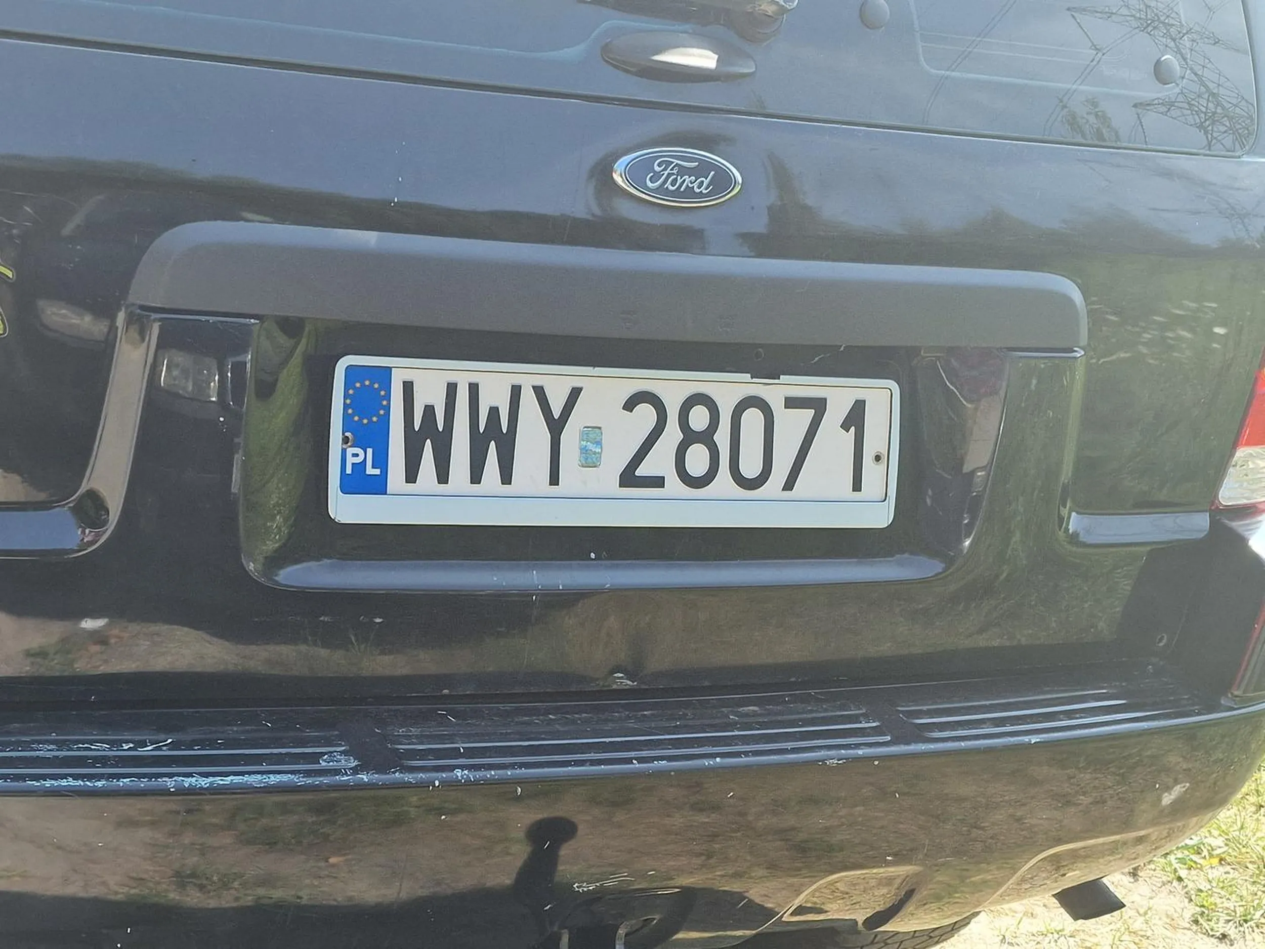 Gruby buc...wymusza pierwszeństwo na przejeździe kolejowym i nie patrzy że szlaban się opuszcza ...jebac takiego kierowcę