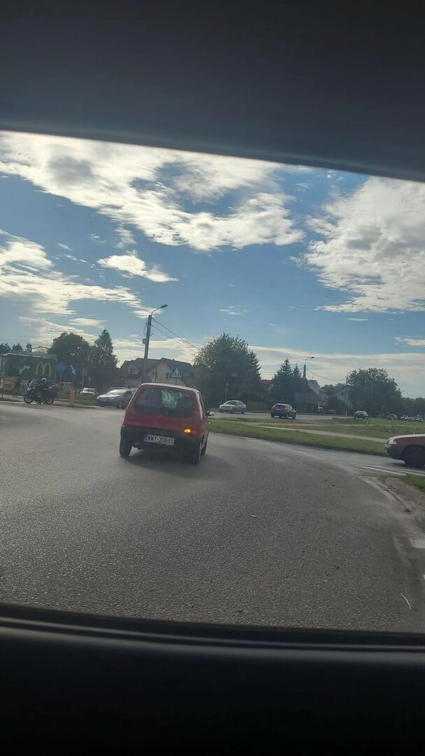 Wyjechaliście tuż przed maską z drogi podporządkowanej, gdybyśmy nie zahamowali to byłby wypadek