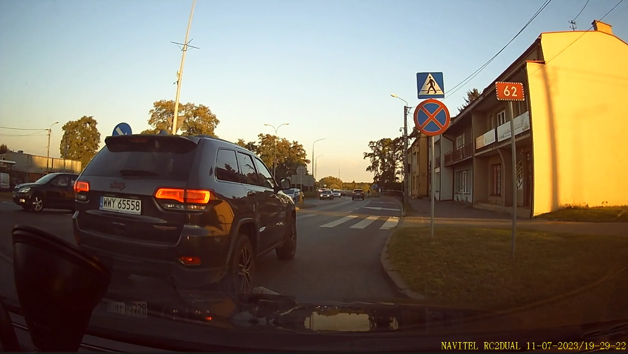 Nie potrafi opuścić ronda dwupasmowego, jeździ po dwóch pasach, ścina zakręty