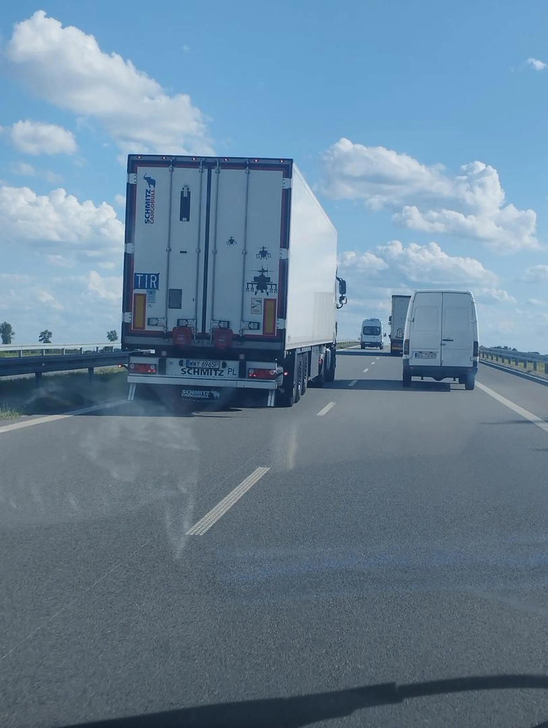 Pana kierowcę denerwowało, że za wolno wjeżdżam na drogę ekspresową (celem wpuszczenia białego busa widocznego na zdjęciu ponieważ inny TIR nie zjechał i bus również jechał jakiś czas pasem awaryjnym), więc postanowił wyprzedzić mnie PASEM AWARYJNYM aby później wjechać przede mną na lewy pas i wyprzedzać dalej poprawnie... 02.08.2023 r godzina 16:35 Wjazd na VIA Baltica od Łomży w stronę Ostrowi Mazowieckiej