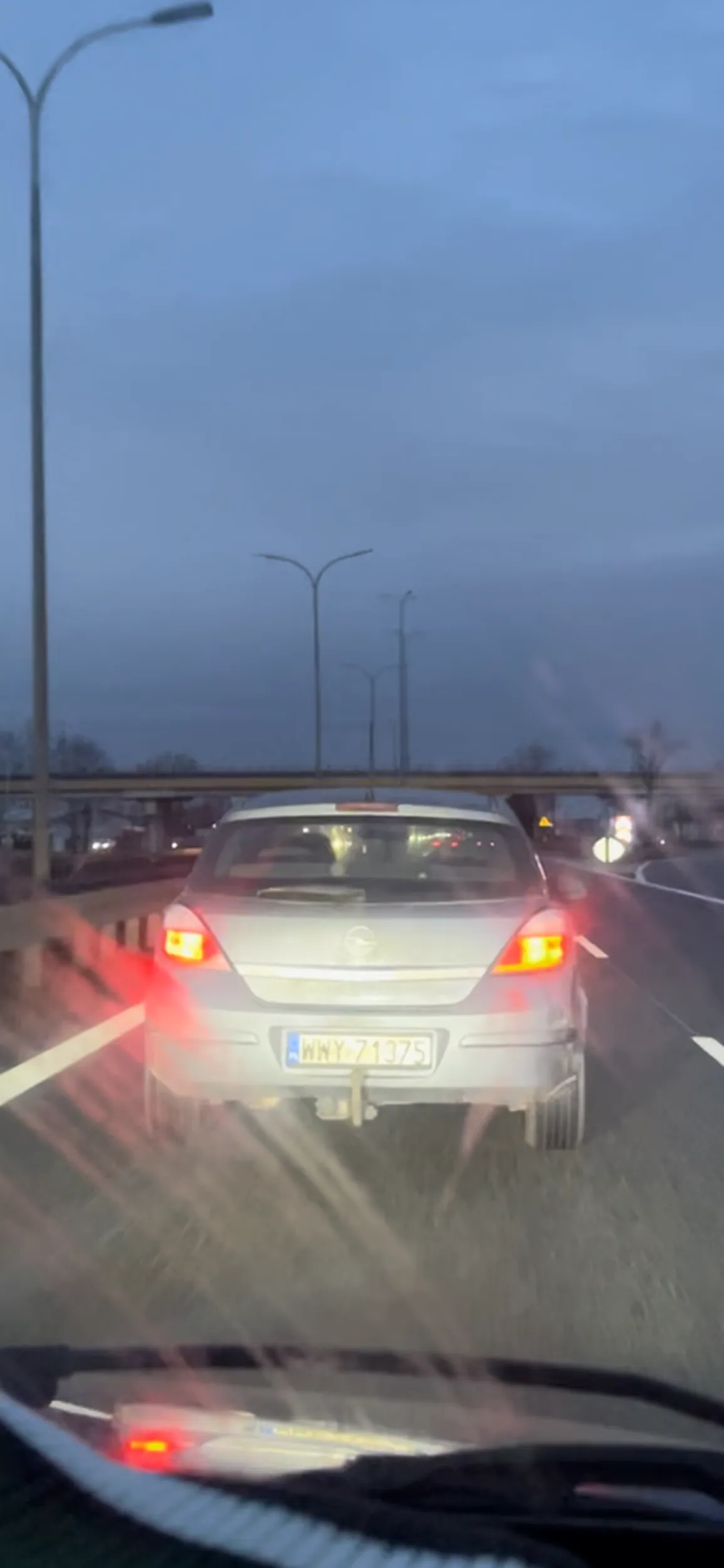 Zajeżdża drogę na trasie s8 i hamuje do 50 stwarzając zagrożenie a następnie przyspiesza i naraża innych uczestników ruchu na utratę zdrowia i życia wyprzedzając pojazdy.