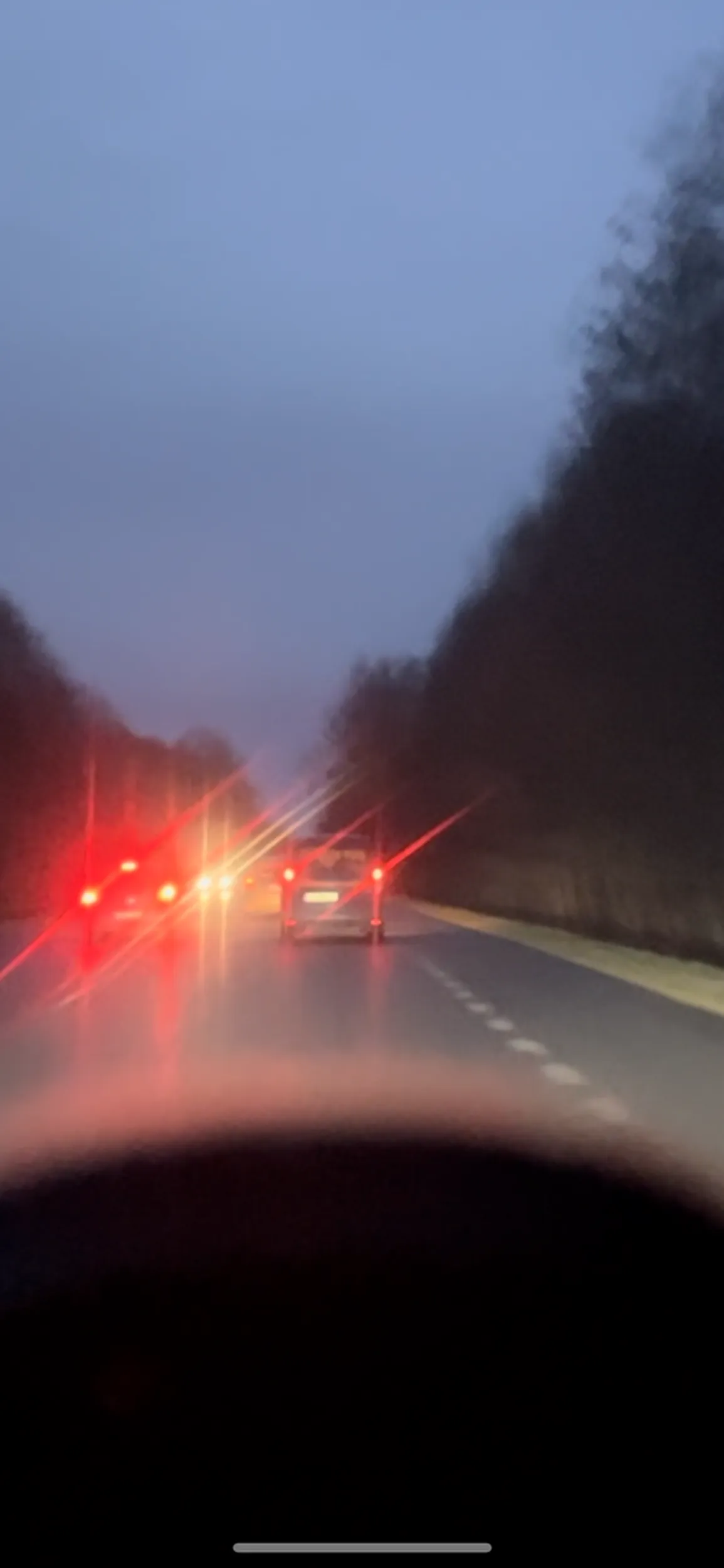 Zajeżdża drogę na trasie s8 i hamuje do 50 stwarzając zagrożenie a następnie przyspiesza i naraża innych uczestników ruchu na utratę zdrowia i życia wyprzedzając pojazdy.