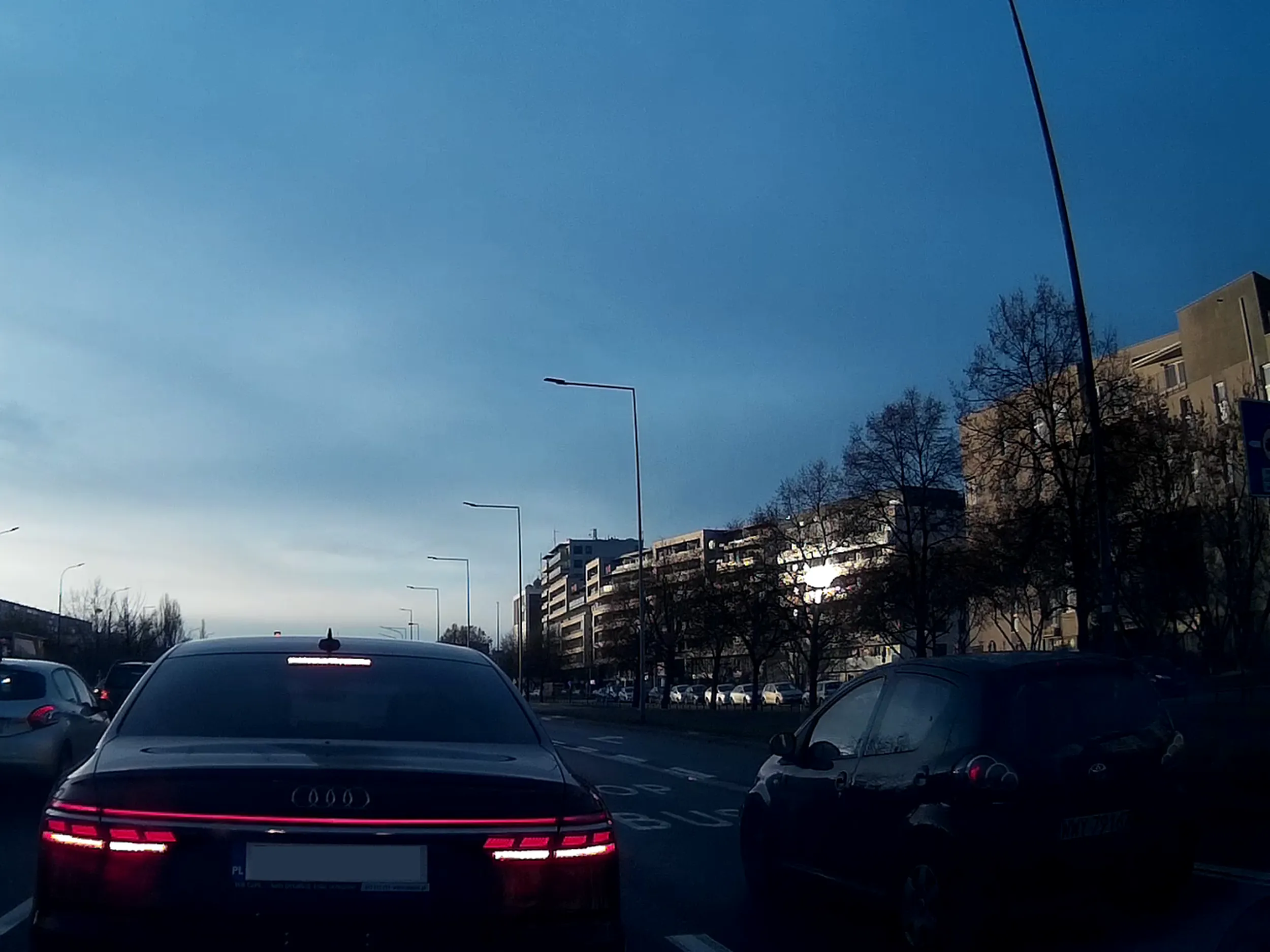 Fiut jeździ po buspasie i omija korek