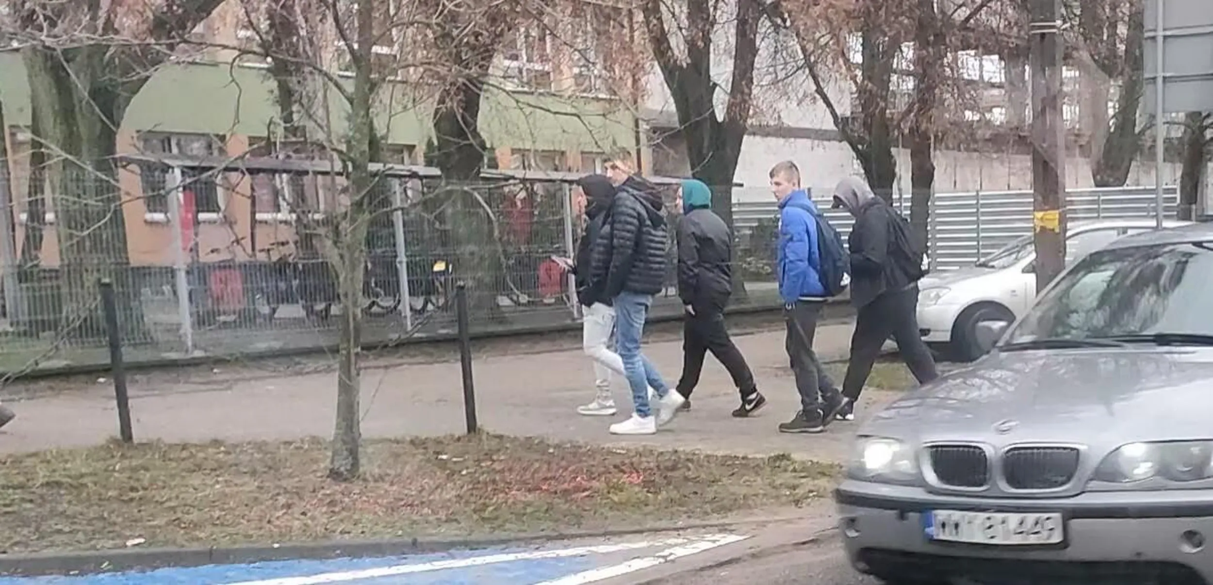 Przygłup z BMW driftuje i kręci kółka na rondzie o godzinie 10:00 rano!