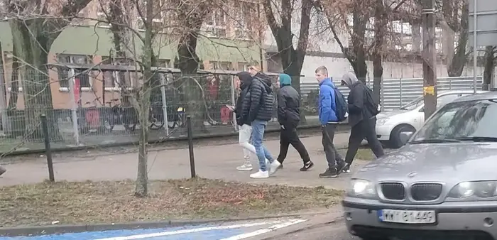 Przygłup z BMW driftuje i kręci kółka na rondzie o godzinie 10:00 rano!