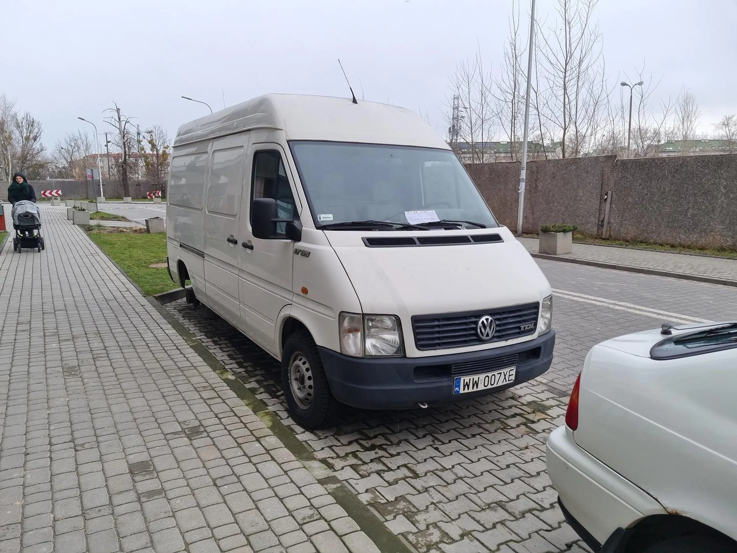 Bus ze zdjętymi kołami pełni funkcję komórki lokatorskiej i zajmuje nieodpłatnie miejsce parkingowe przed blokiem.