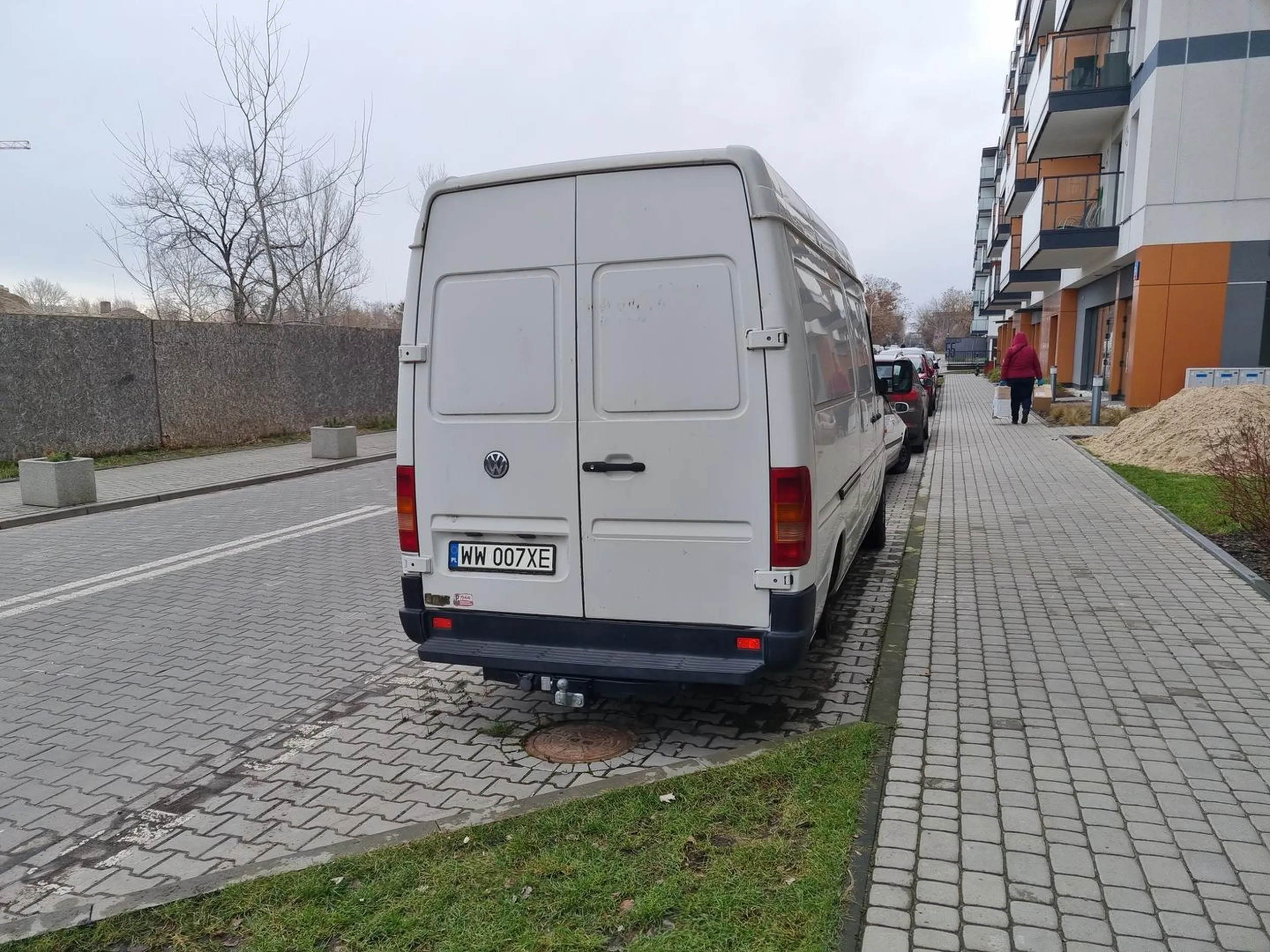 Bus ze zdjętymi kołami pełni funkcję komórki lokatorskiej i zajmuje nieodpłatnie miejsce parkingowe przed blokiem.