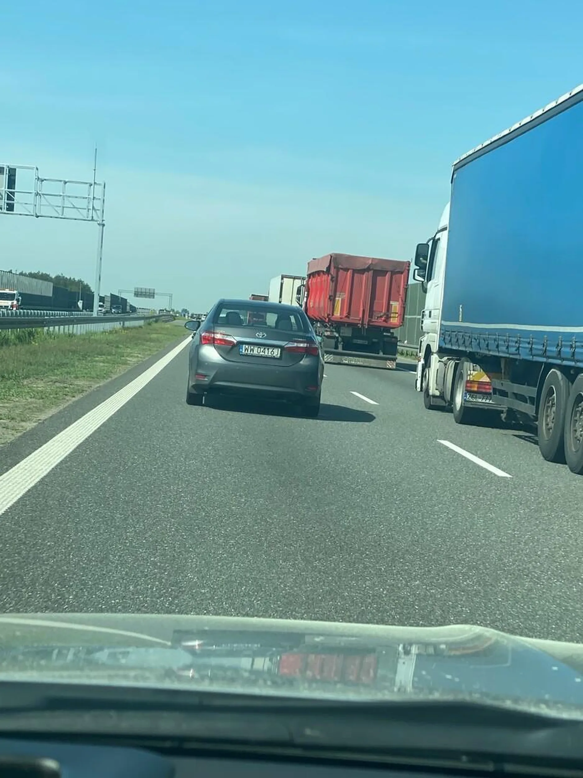 Kobita nie patrzy w lusterka i wpieprza się na lewy pas ni stąd ni z owąd. Cudem udało mi się uniknąć kolizji. Prędzej czy później spowoduje śmiertelny wypadek swoim zachowaniem na autostradzie. UNIKAJCIE!!!