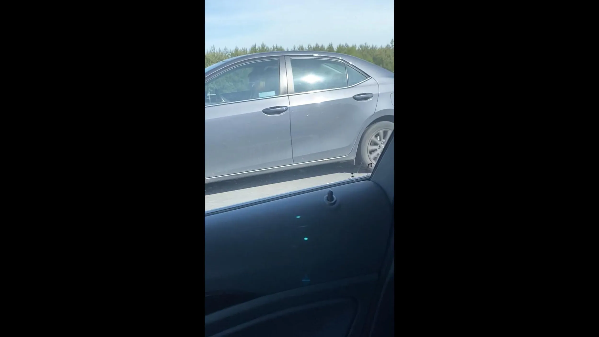 Kobita nie patrzy w lusterka i wpieprza się na lewy pas ni stąd ni z owąd. Cudem udało mi się uniknąć kolizji. Prędzej czy później spowoduje śmiertelny wypadek swoim zachowaniem na autostradzie. UNIKAJCIE!!!