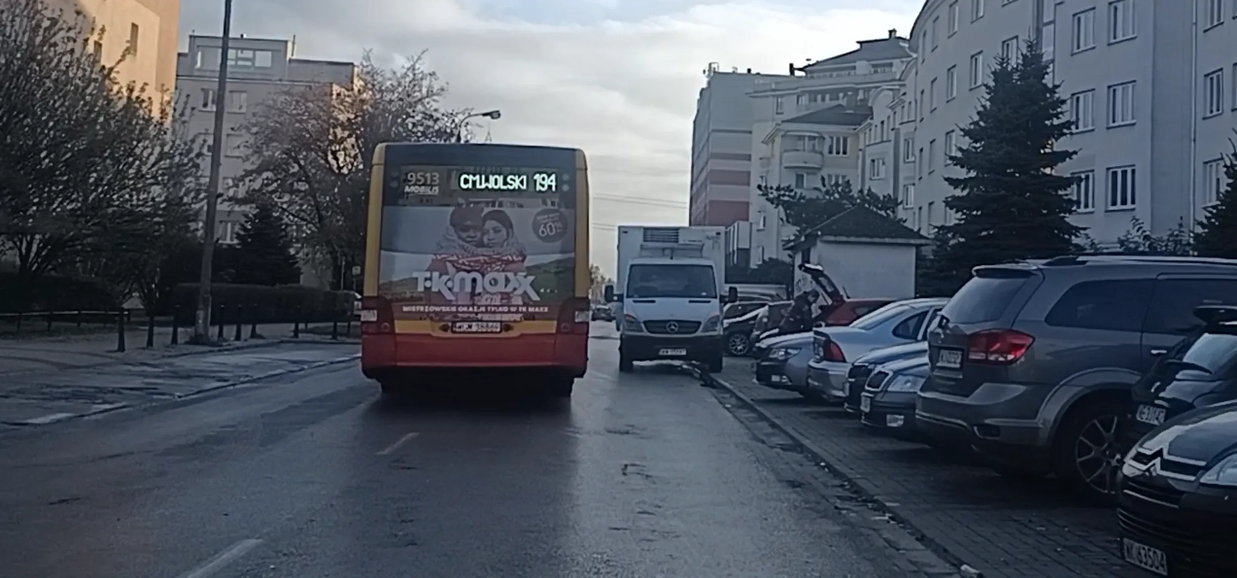Cham stawia klamota na jezdni i znika, a przez takie tamowanie ruchu i zasłanianie widzialności prawie doszło do wypadku.