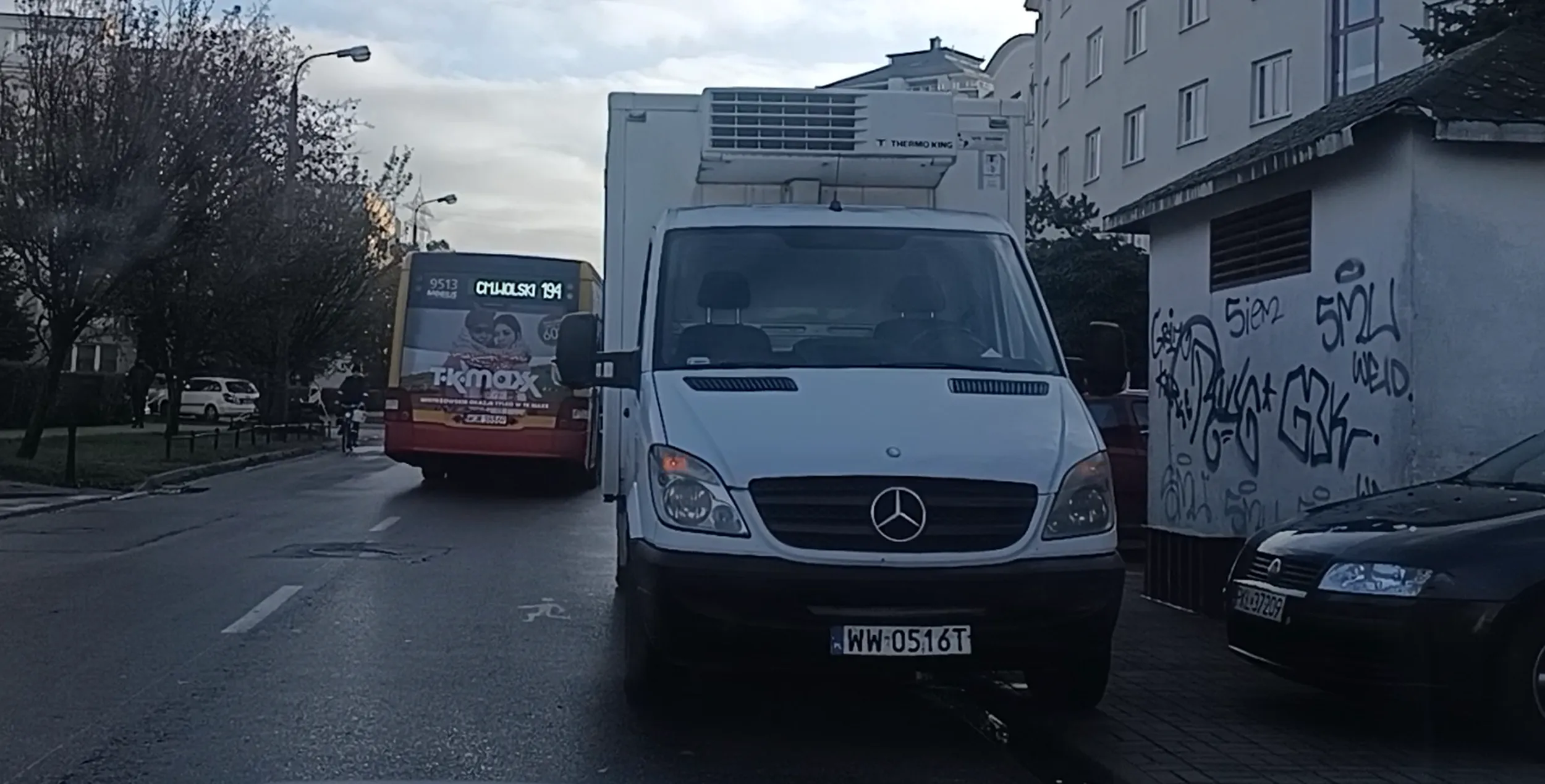 Cham stawia klamota na jezdni i znika, a przez takie tamowanie ruchu i zasłanianie widzialności prawie doszło do wypadku.