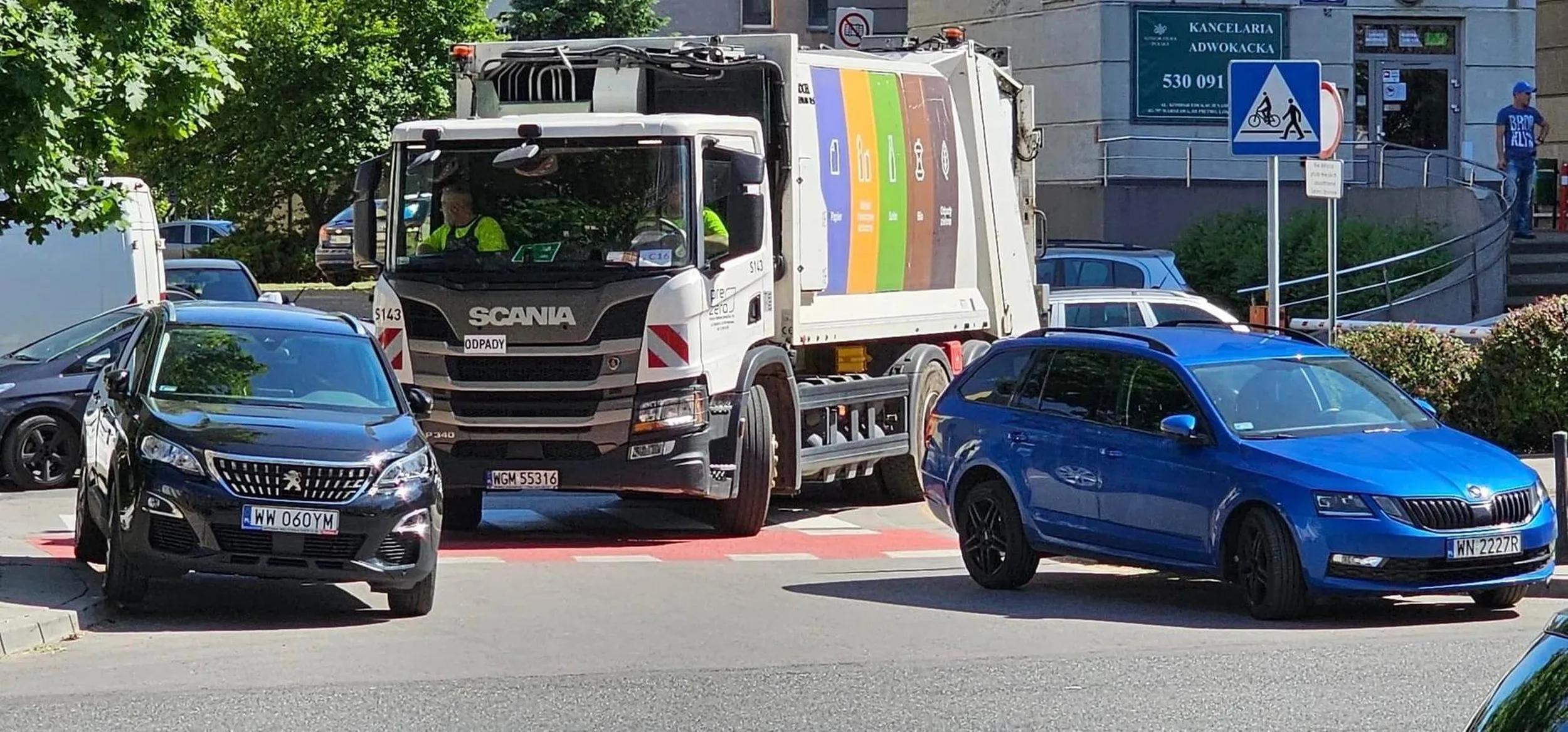 Nie dość bita pało, że stoisz na przejściu i ścieżce to zablokowałeś śmieciarkę. Samochód niczemu winien ale kierowcę warto by do śmieciarki wrzucić tam gdzie miejsce śmieci.
