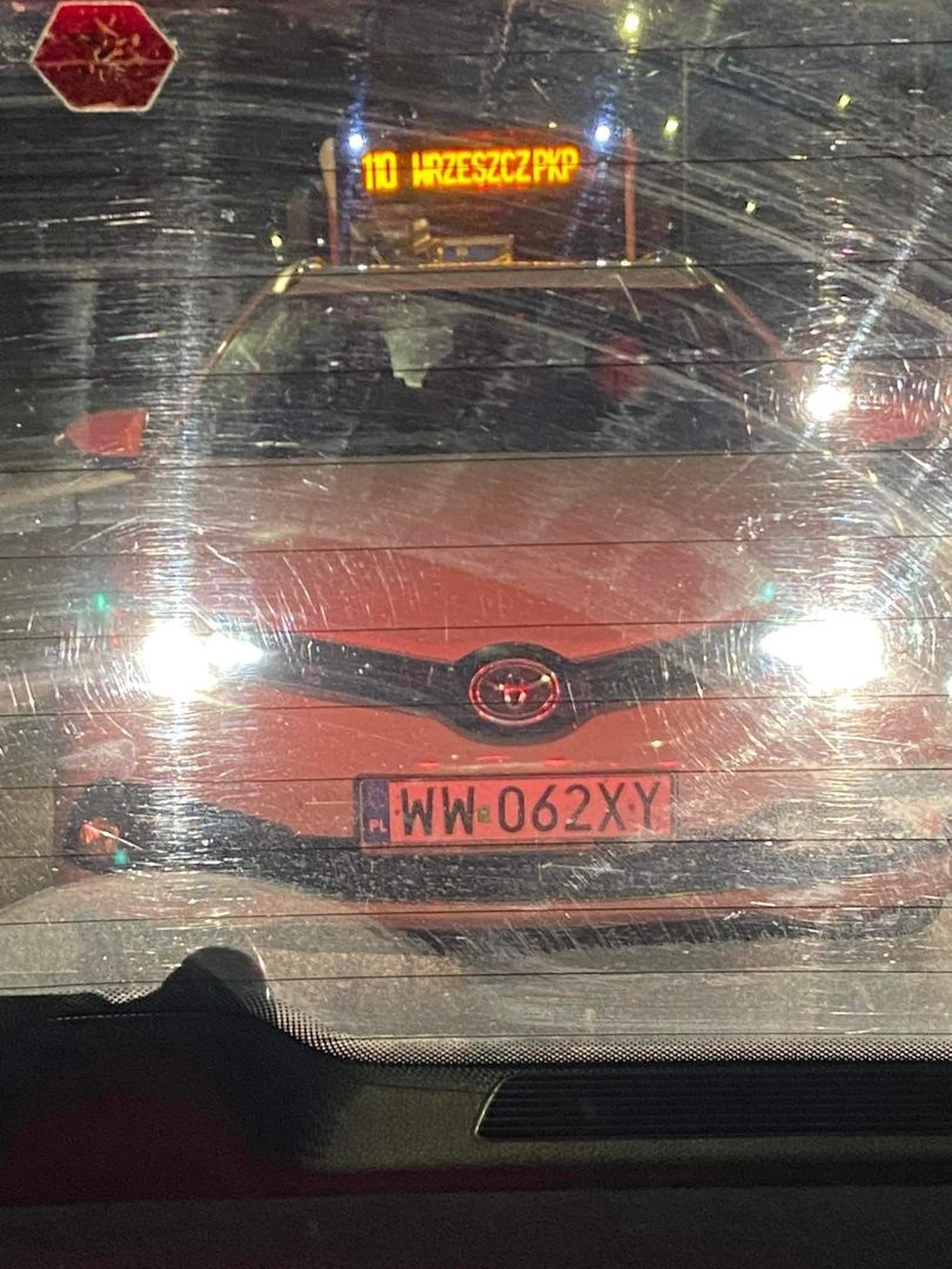 kierowca siedzi w telefonie na drodze szybkiego ruchu i stanowi zagrożenie