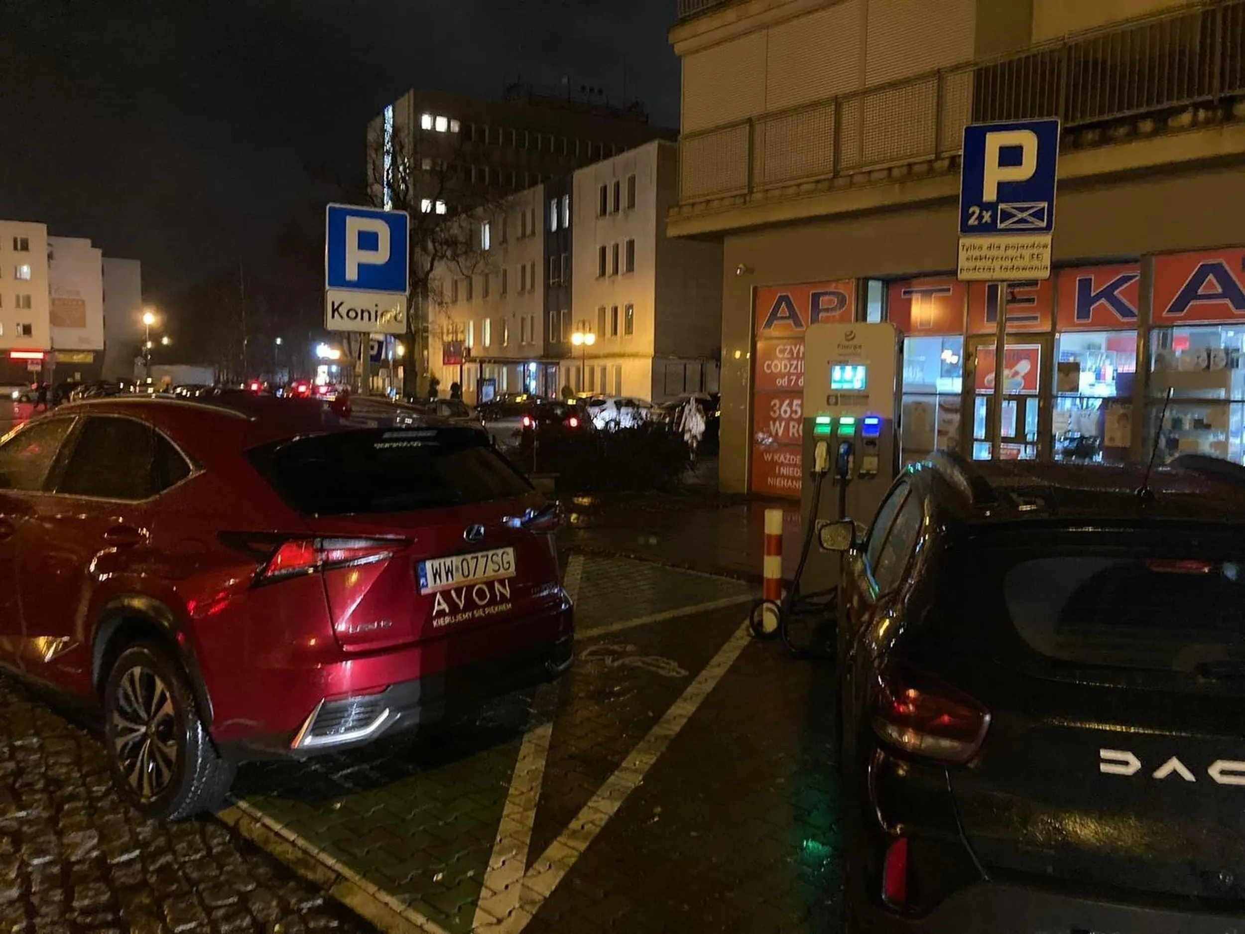 Brawa za umiejętności  parkowania zwłaszcza na kopercie dla aut EV i w poprzek. Brawa dla konsultantki?