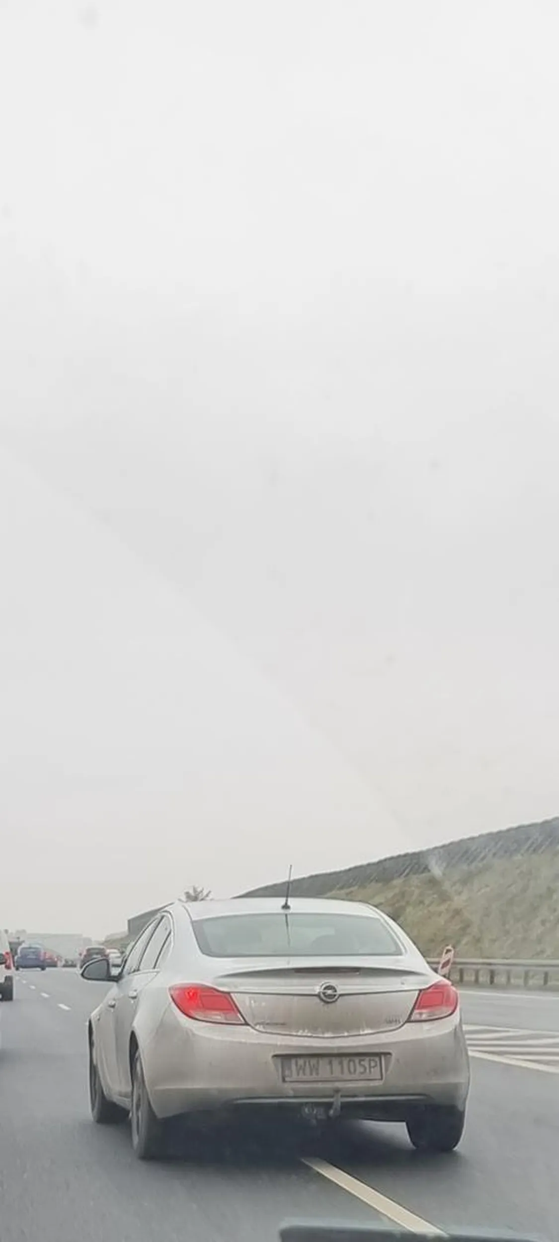 Uważajcie, albo deb*l albo łowca okazji.... Lata między pasami, wrzucając kierunek już w trakcie zmiany pasa, potem przyspiesza i ucieka.