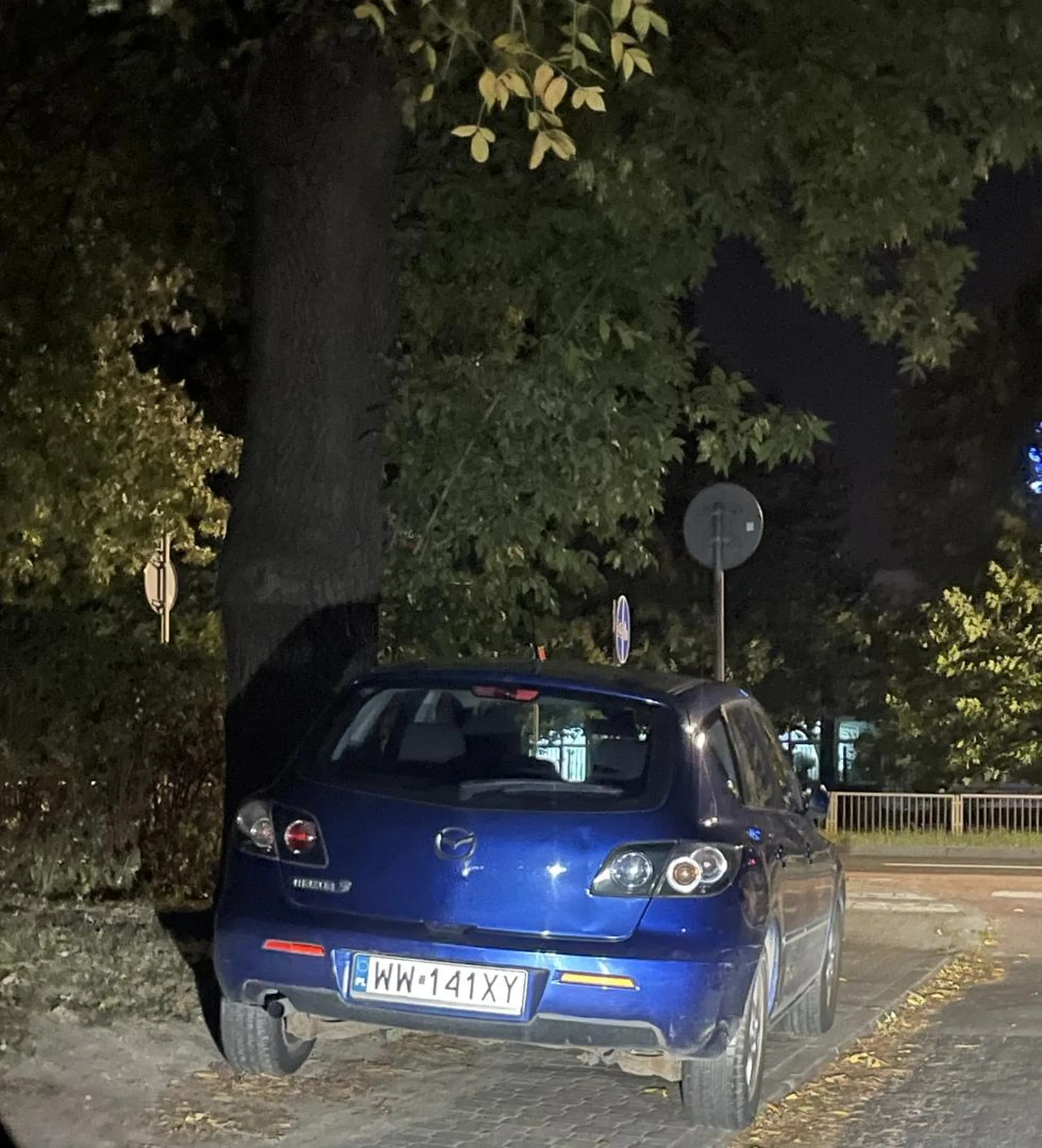 Zajmuje cały chodnik, cham i prostak.