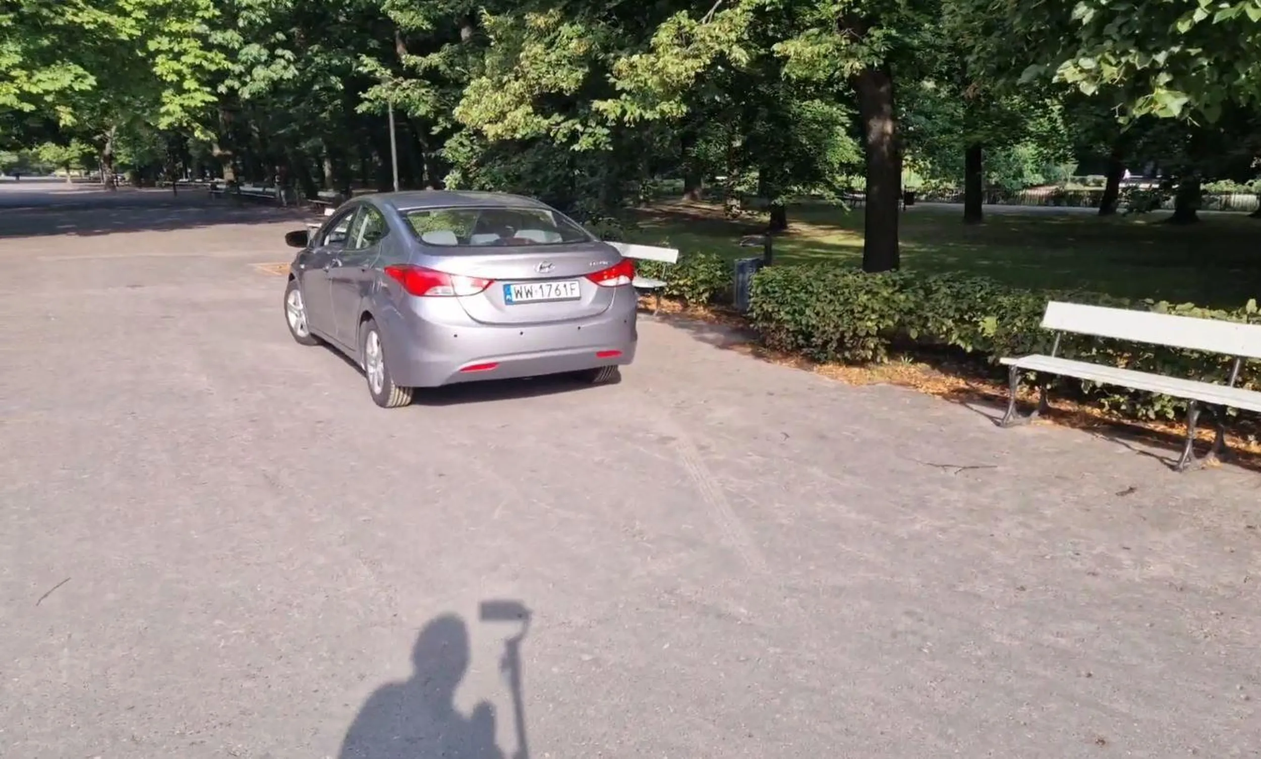 Tak wygląda tajna policja wjeżdżająca nielegalnie do Ogrodu Saskiego w czasie składania kwiatków przez prezesa z metra ciętego.