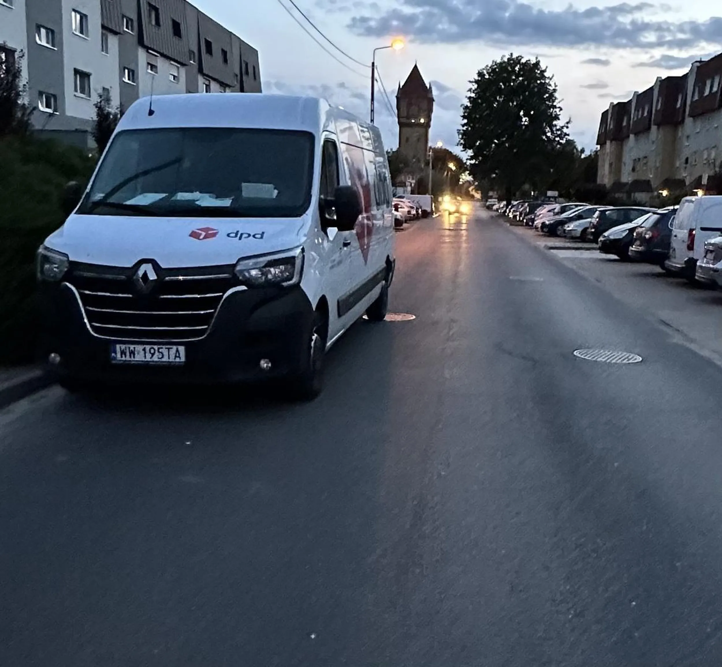 stoi w niedozwolonym miejscu przez co blokuje ruch uliczny