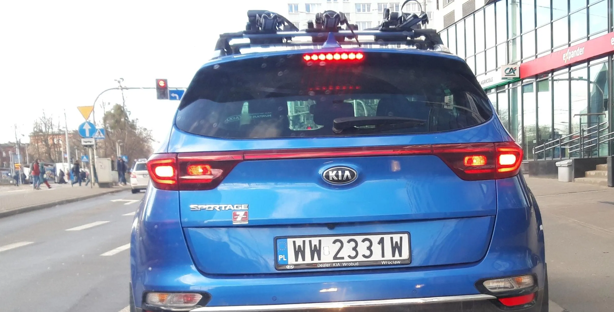 Wyprzedza tuz przed skrzyzowniem, blokujac tym samym mozliwosc skretu w prawo osobom, ktore wyprzedzila.