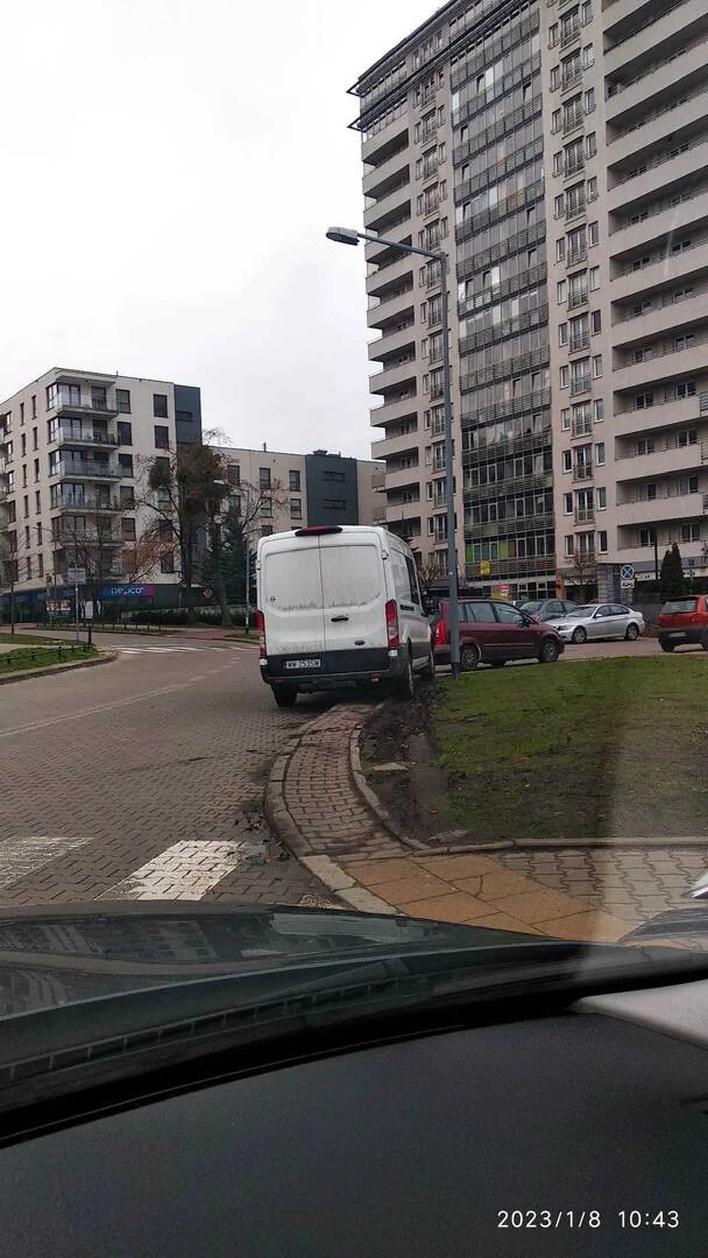 rozjeżdżanie trawnika, parkowanie w miejscu niedozwolonym