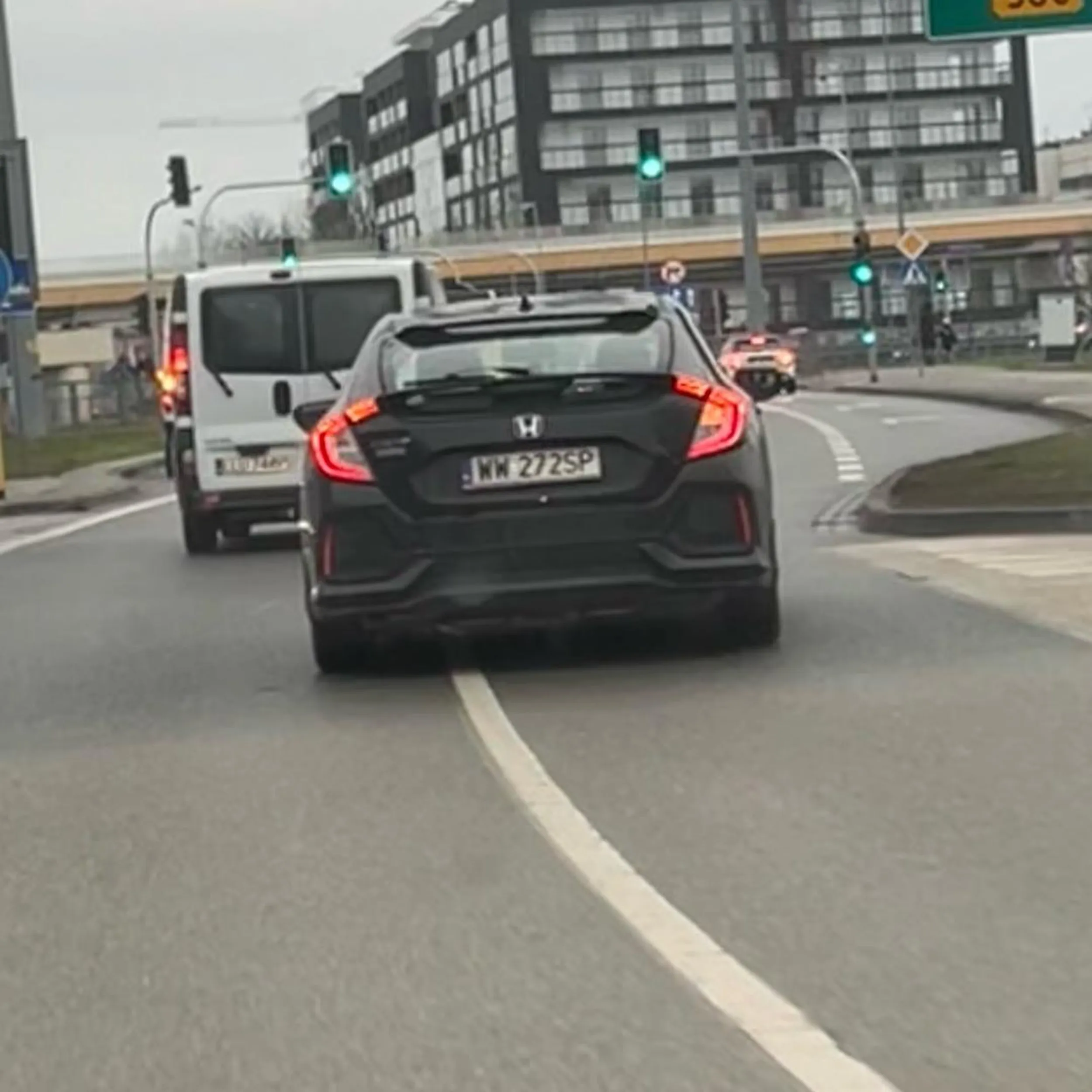 Kierowca głupi jak pet. Stwarza zagrożenie w gęstym ruchu, wyprzedza pasem do skrętu, zmienia pasy bez powodu, zajeżdża drogę, nie sygnalizuje zamiarów. Jeździć to chyba się uczył w gta... Do zobaczenia na stop cham