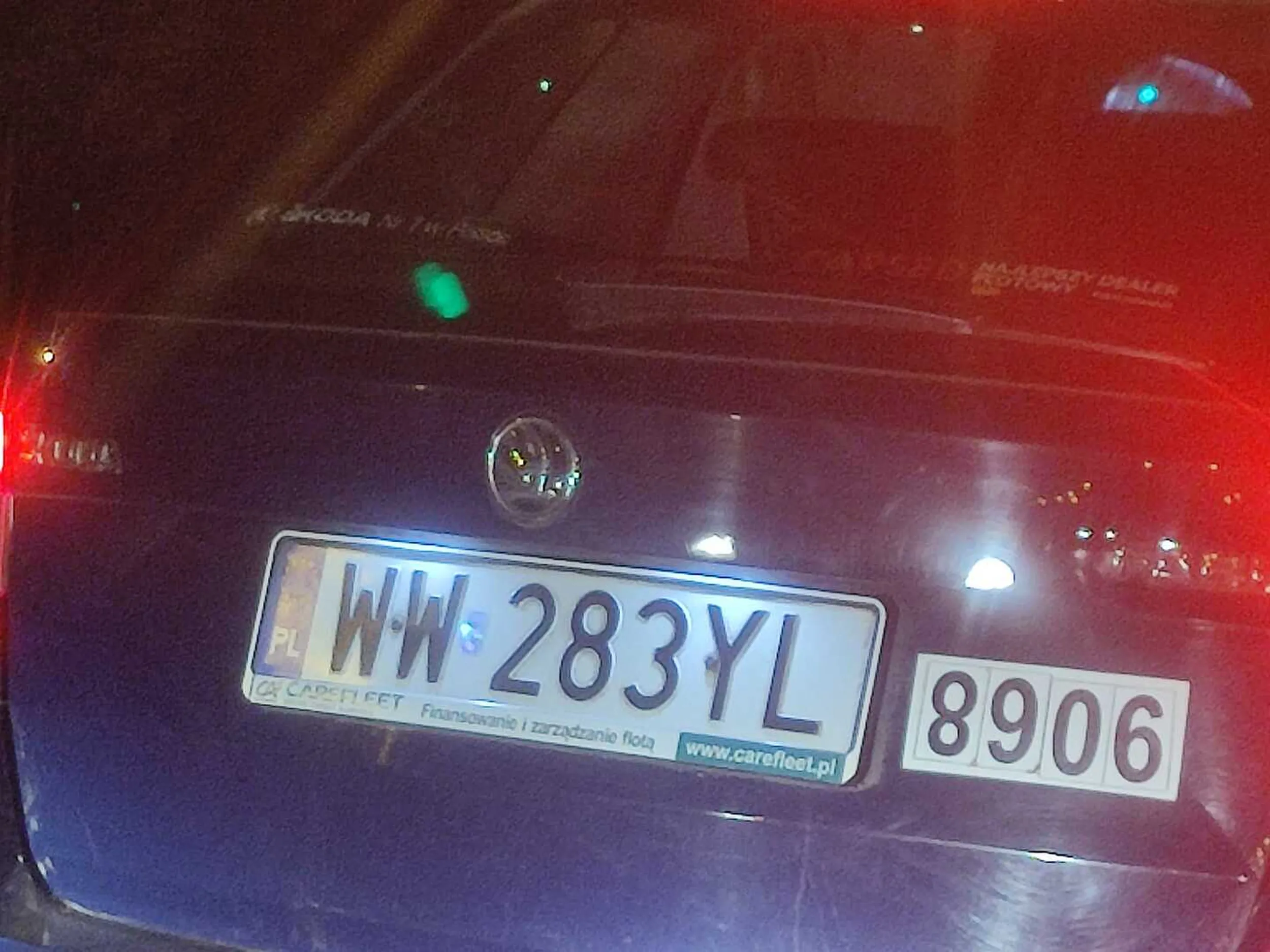 Taxi wyprzedza z prawej strony, zajeżdża przed maską i przekracza linię ciągłą. Obcokrajowiec, bo na zwrócenie jemu uwagi nic nie zrozumiał i ja jego nie zrozumiałem.