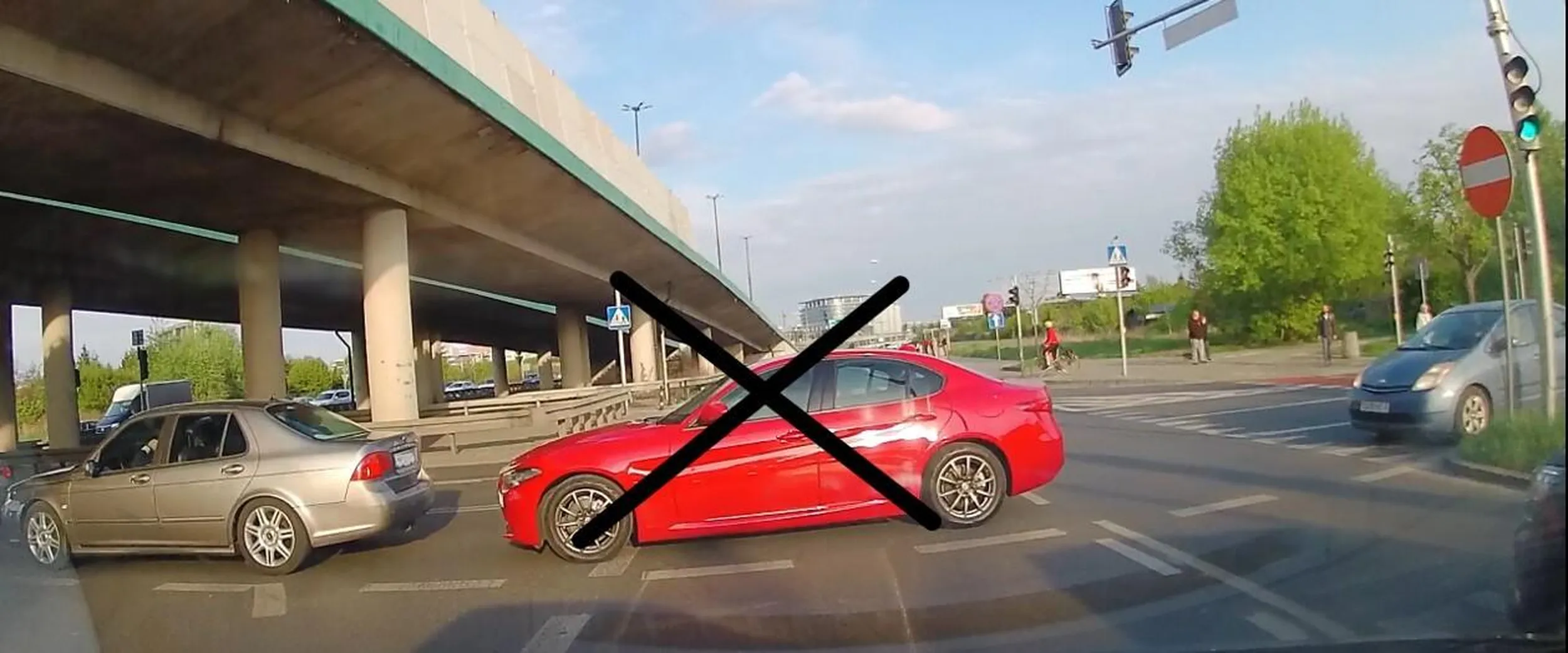 Blokada przejazdu przez skrzyżowanie. Kierowca samochodu nonszalancko podnosi głowę i krzyczy przez okno "CO?!". Z całą pewnością należy mu się 250zł mandatu oraz 5 pkt karnych za to wykroczenie.