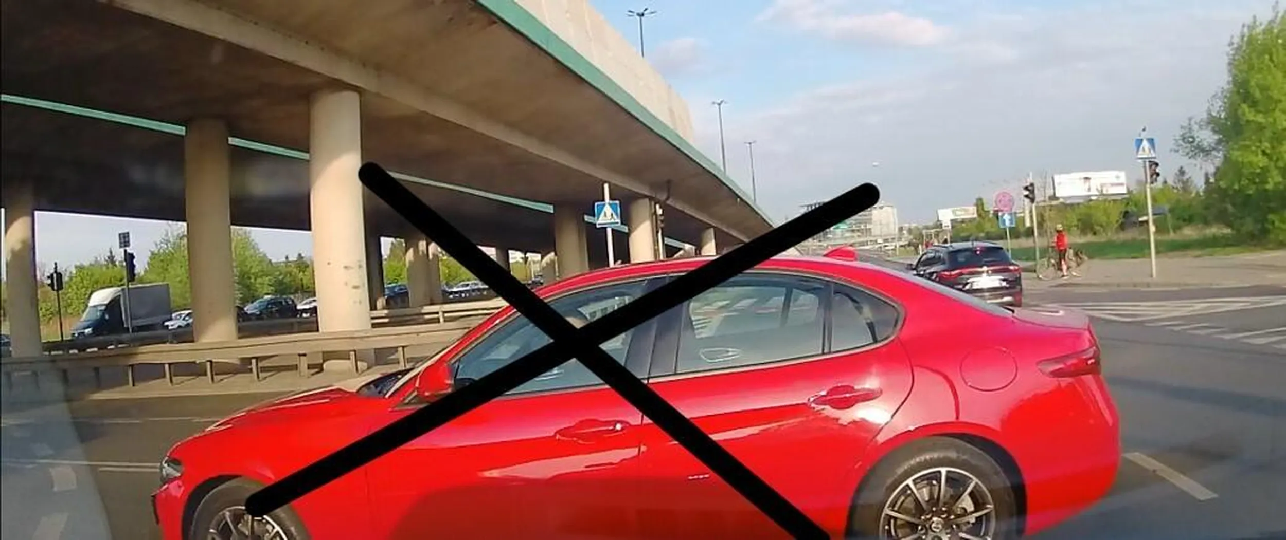 Blokada przejazdu przez skrzyżowanie. Kierowca samochodu nonszalancko podnosi głowę i krzyczy przez okno "CO?!". Z całą pewnością należy mu się 250zł mandatu oraz 5 pkt karnych za to wykroczenie.