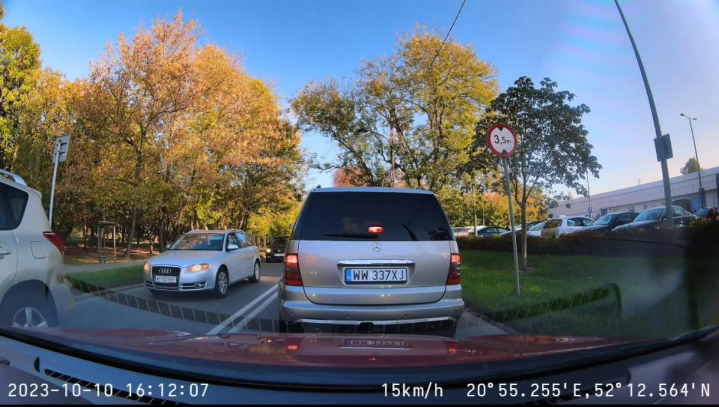 Gość wyjeżdża z podporządkowanej zmuszając mnie do hamowania awaryjnego. Na sygnał klaksonu hamuje przed moją maska do 0..