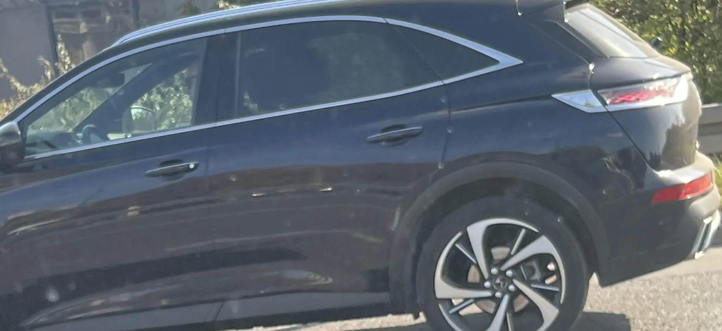 Przykre ze Pan nie potrafi kulturalnie jezdzic tylko musi sie wpychac choc nalezaloby grzecznie ustawic sie w kolejce. Na samochod mial na kulture osobista mu zabrakło….