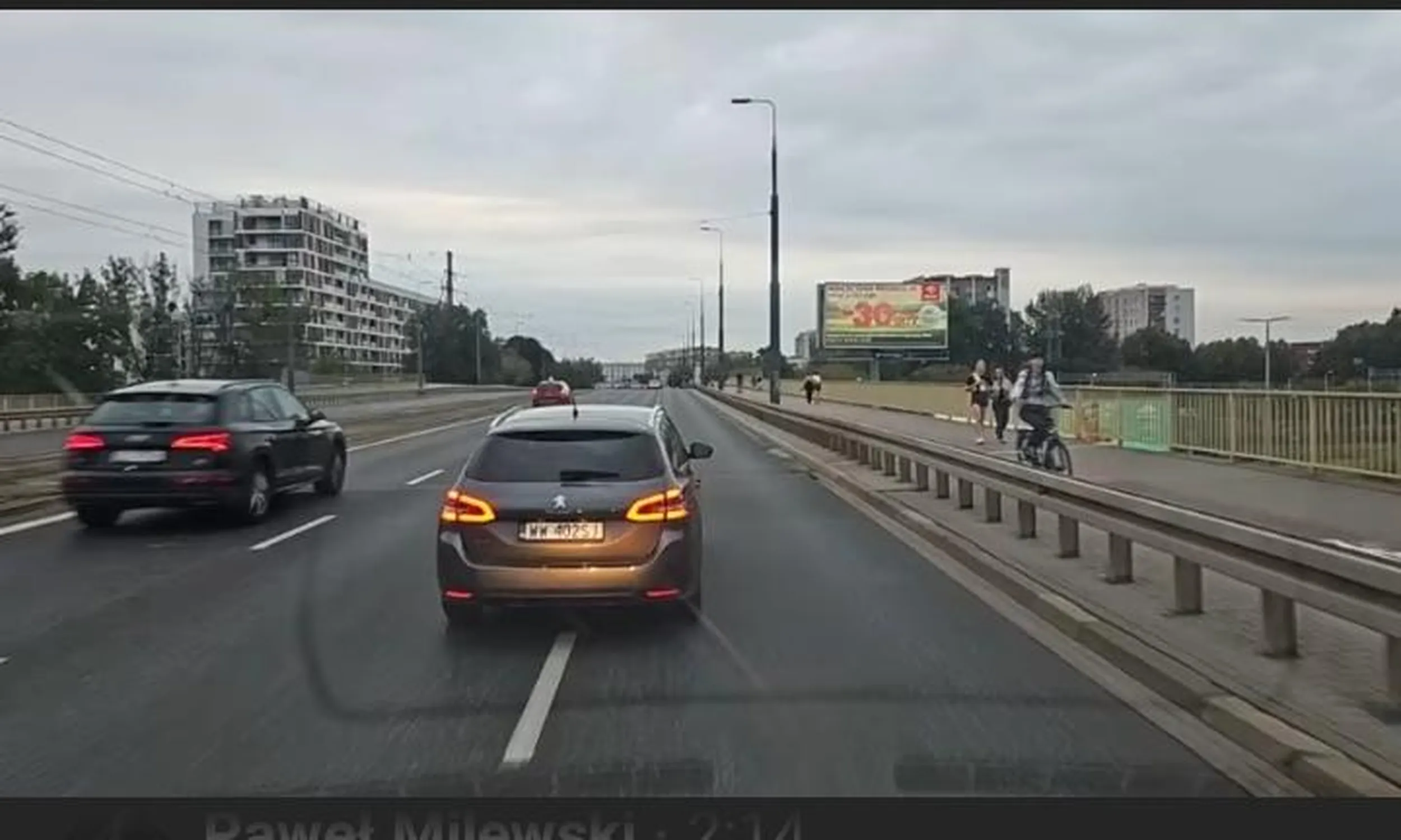 Zajeżdża drogę i uporczywie blokuje jazdę innym pojazdom. Prawdopodobnie niezrównoważony psychicznie.