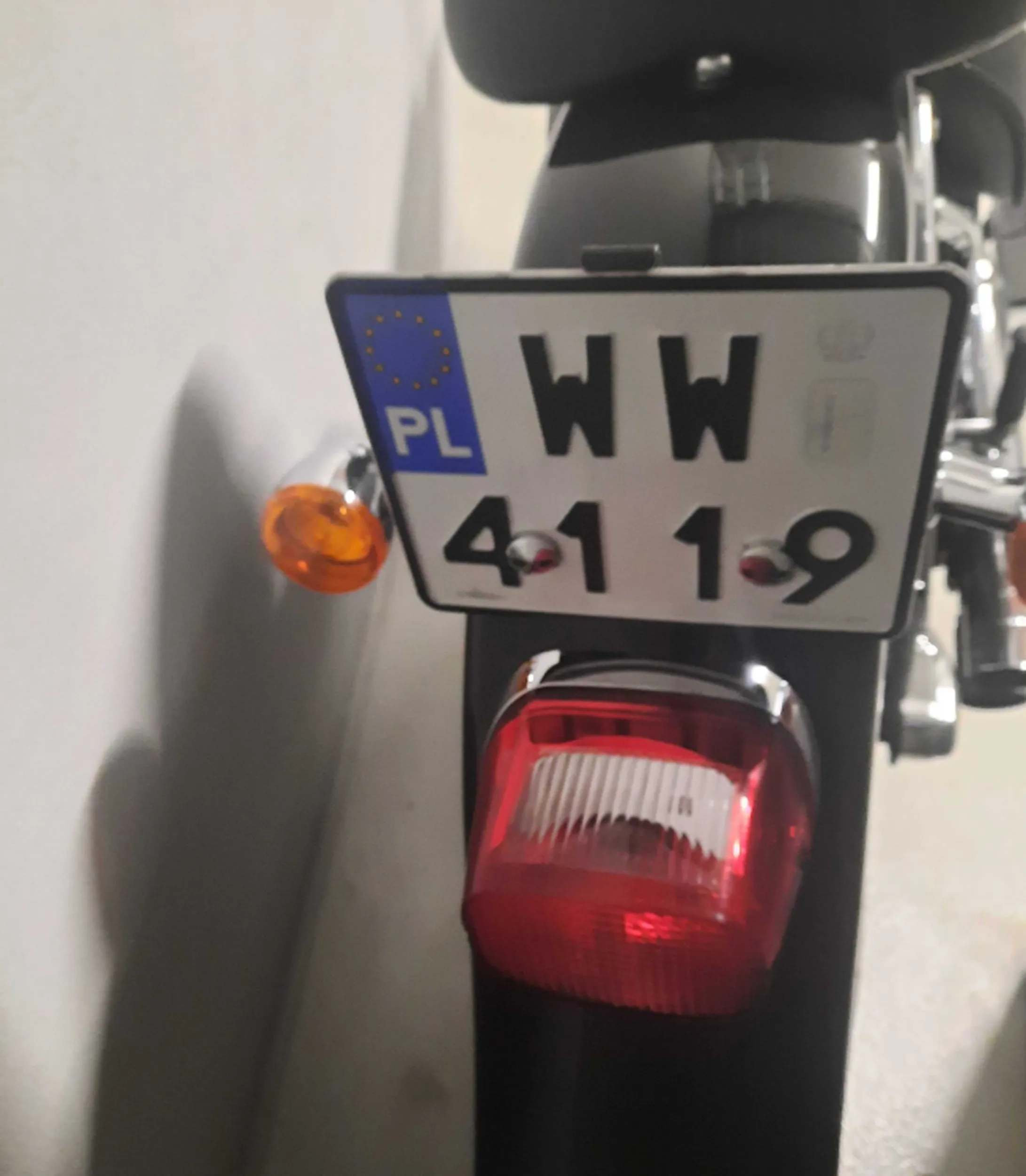 Na motor były pieniądze, ale na miejsce parkingowe już zabrakło. Panu się przecież należy więc ma wywalone na to, że komuś innemu życie utrudnia.