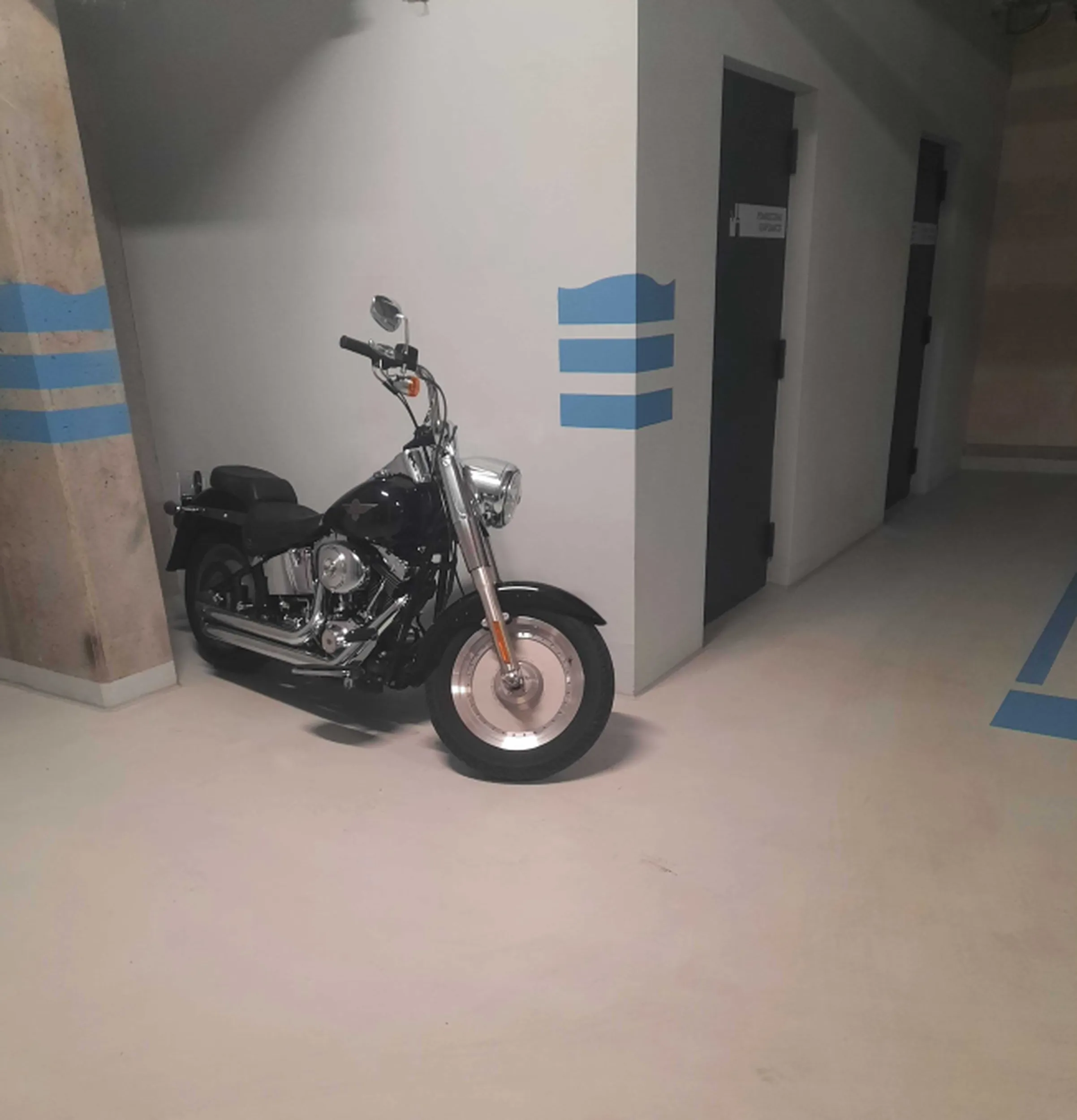 Na motor były pieniądze, ale na miejsce parkingowe już zabrakło. Panu się przecież należy więc ma wywalone na to, że komuś innemu życie utrudnia.