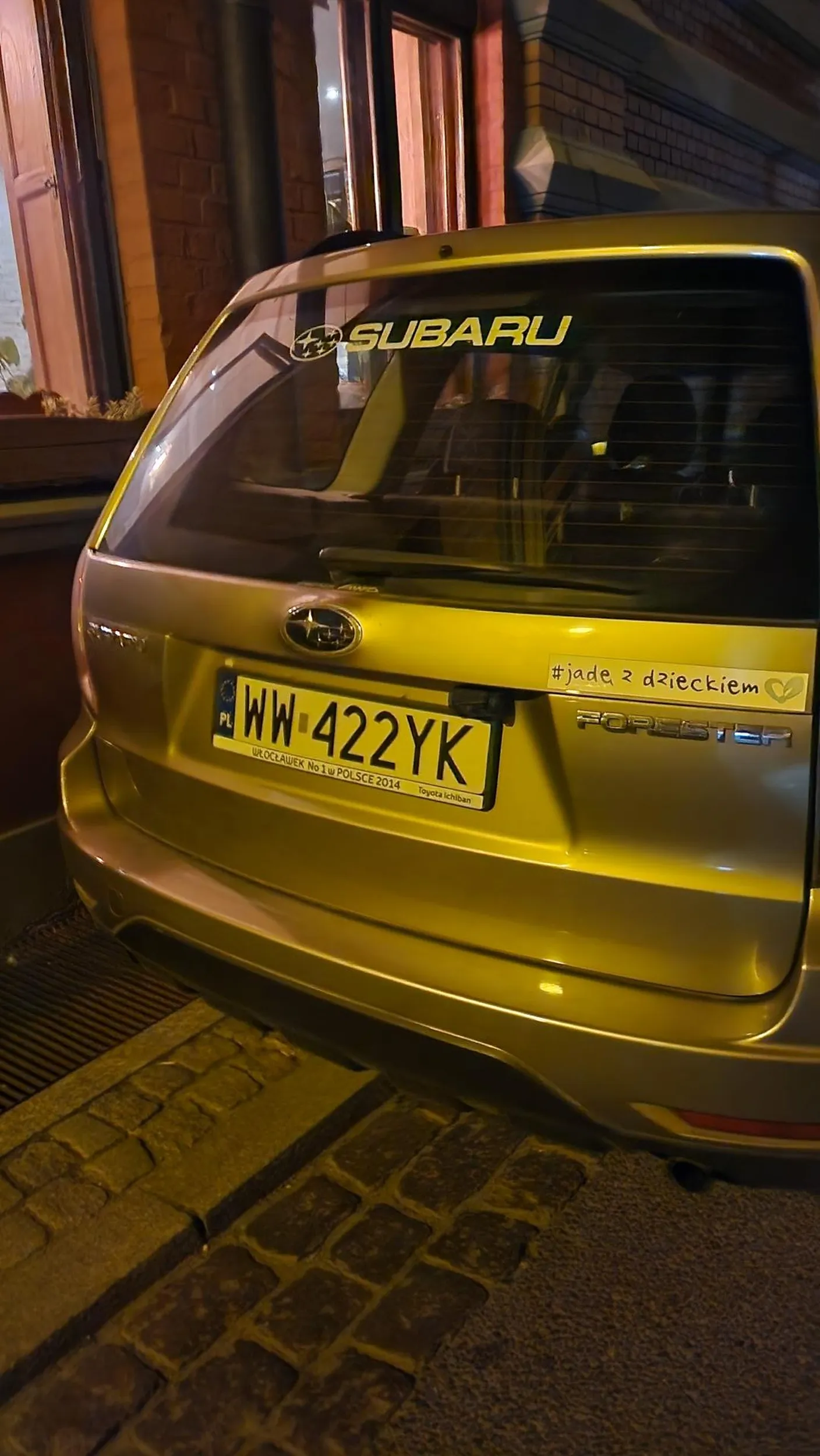 Parkować to trzeba umieć. Nie dość że parkuje w miejscu nieoznakowanym (na starówce jest odgórny zakaz) to jeszcze całkowicie zastawili chodnik uniemożliwiając bezpieczne przejście.