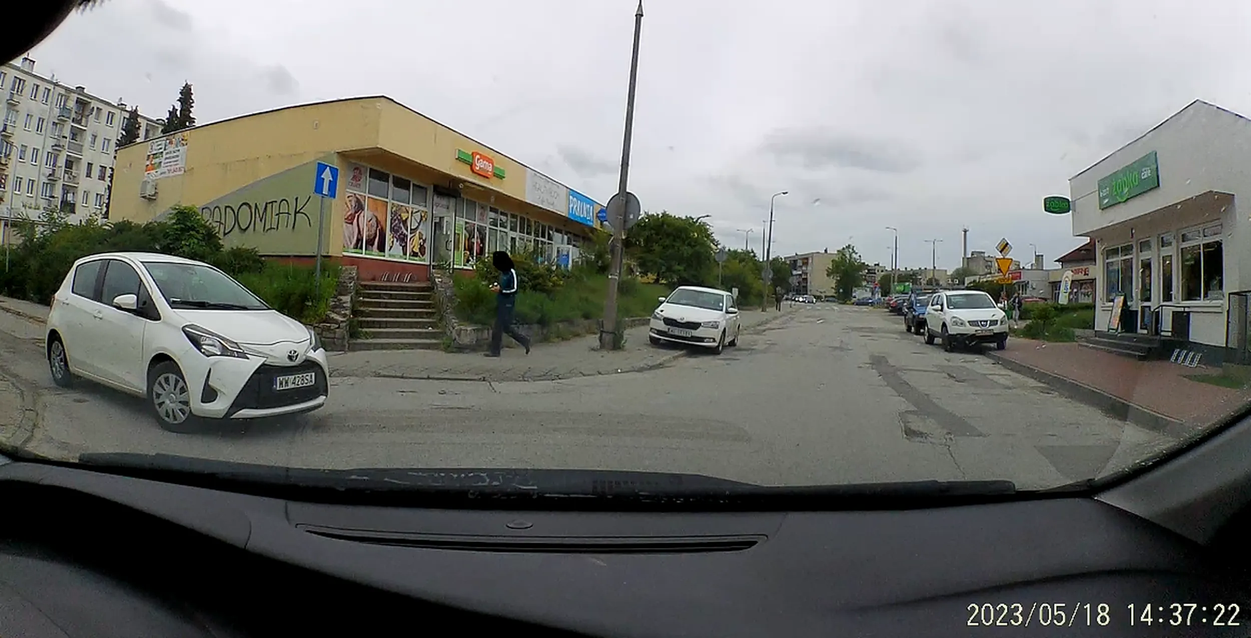 Pionki, Pani poruszając się ulicą Kozienicka (przy blokach) niestosuje się do znaku "D-3" (droga jednokierunkowa)