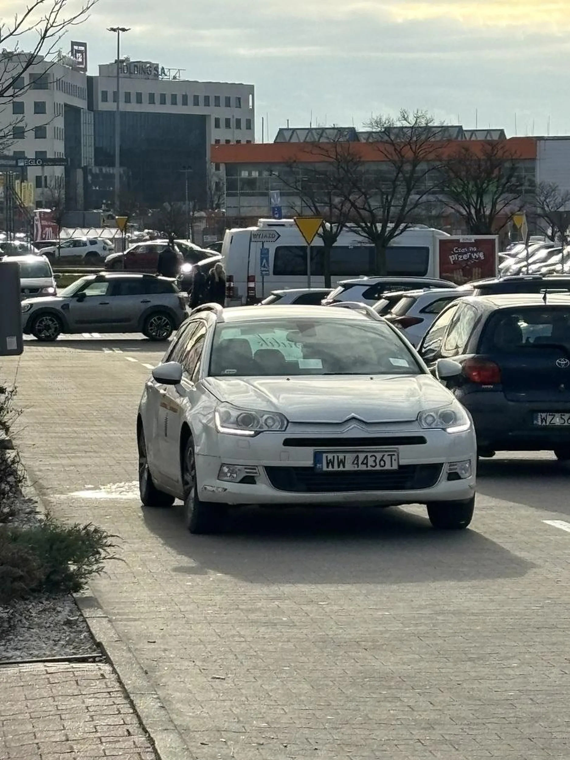 lanie na kolo w srodku dnia w centrum handlowym kiedy naokolo jest pelno ludzi to przesada