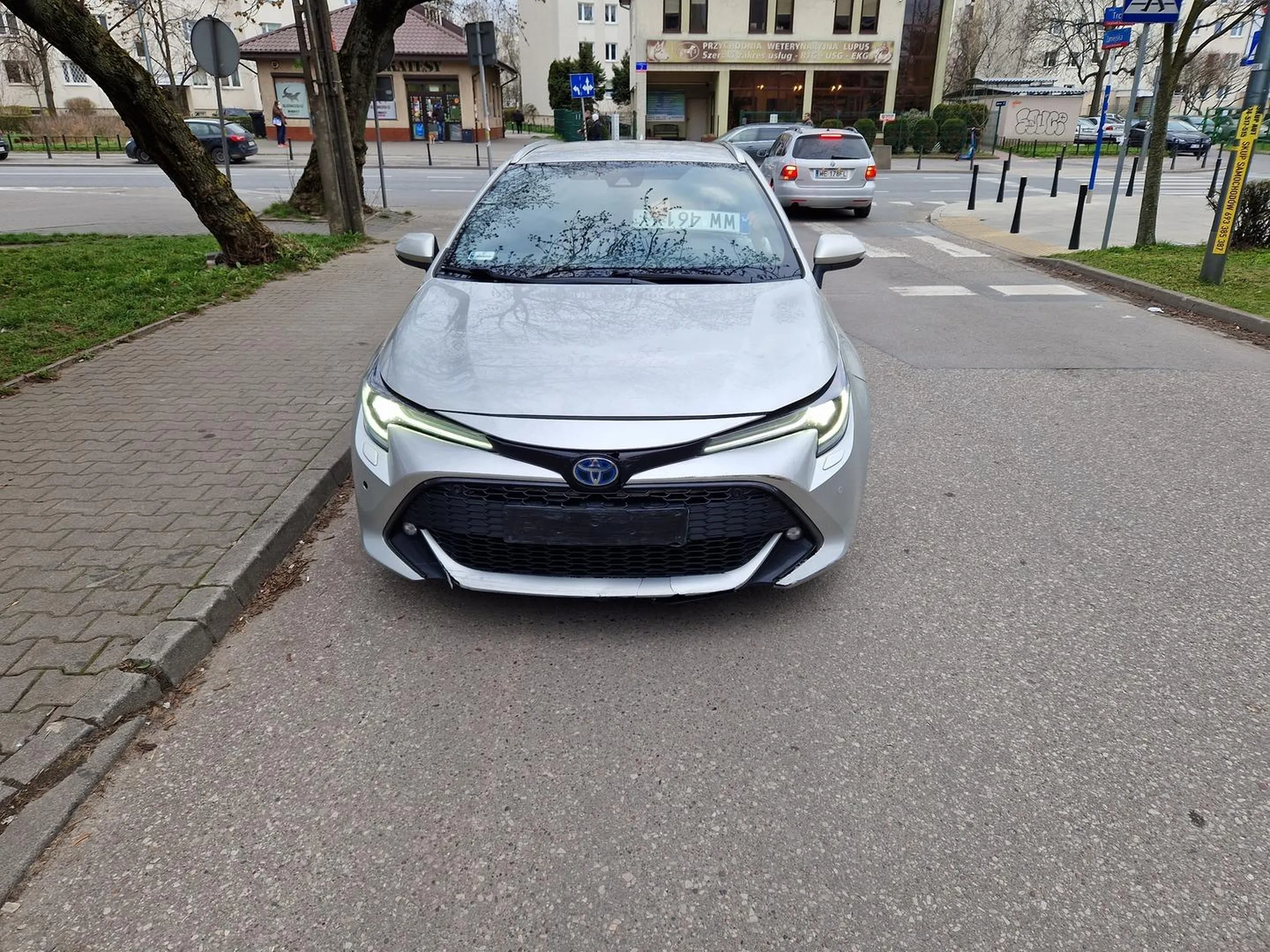 Wyjechał że stacji paliw na Trockiej, ledwo go minąłem. Niestety zderzakiem zdjąłem mu przednia tablice. Nie poczul się winny, twierdził ze on stał w miejscu.