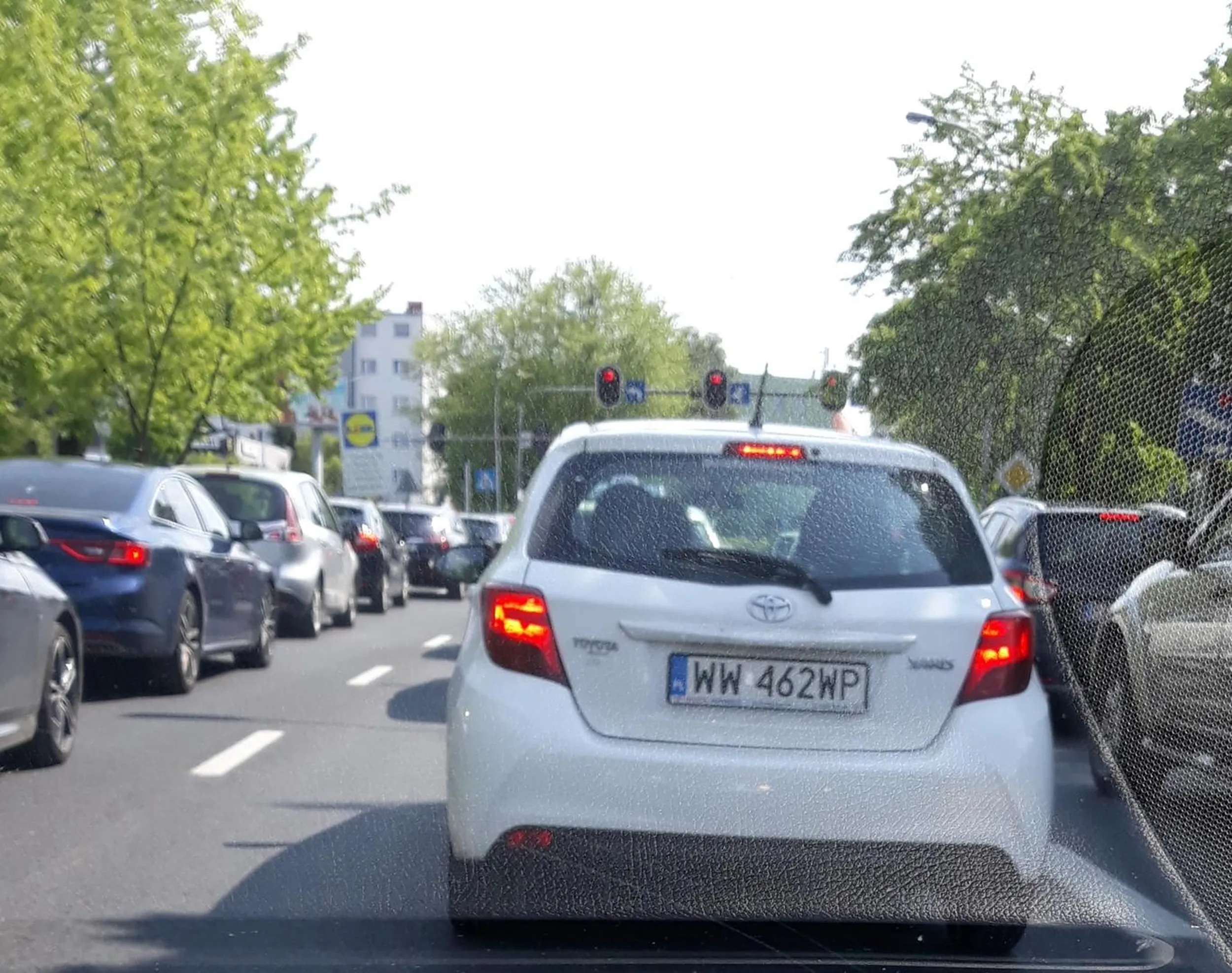 Dziunia, za te dzisiejsze wybryki na drodze (filmik przesłany odpowiednim służbom) przyjdzie wysoki mandacik